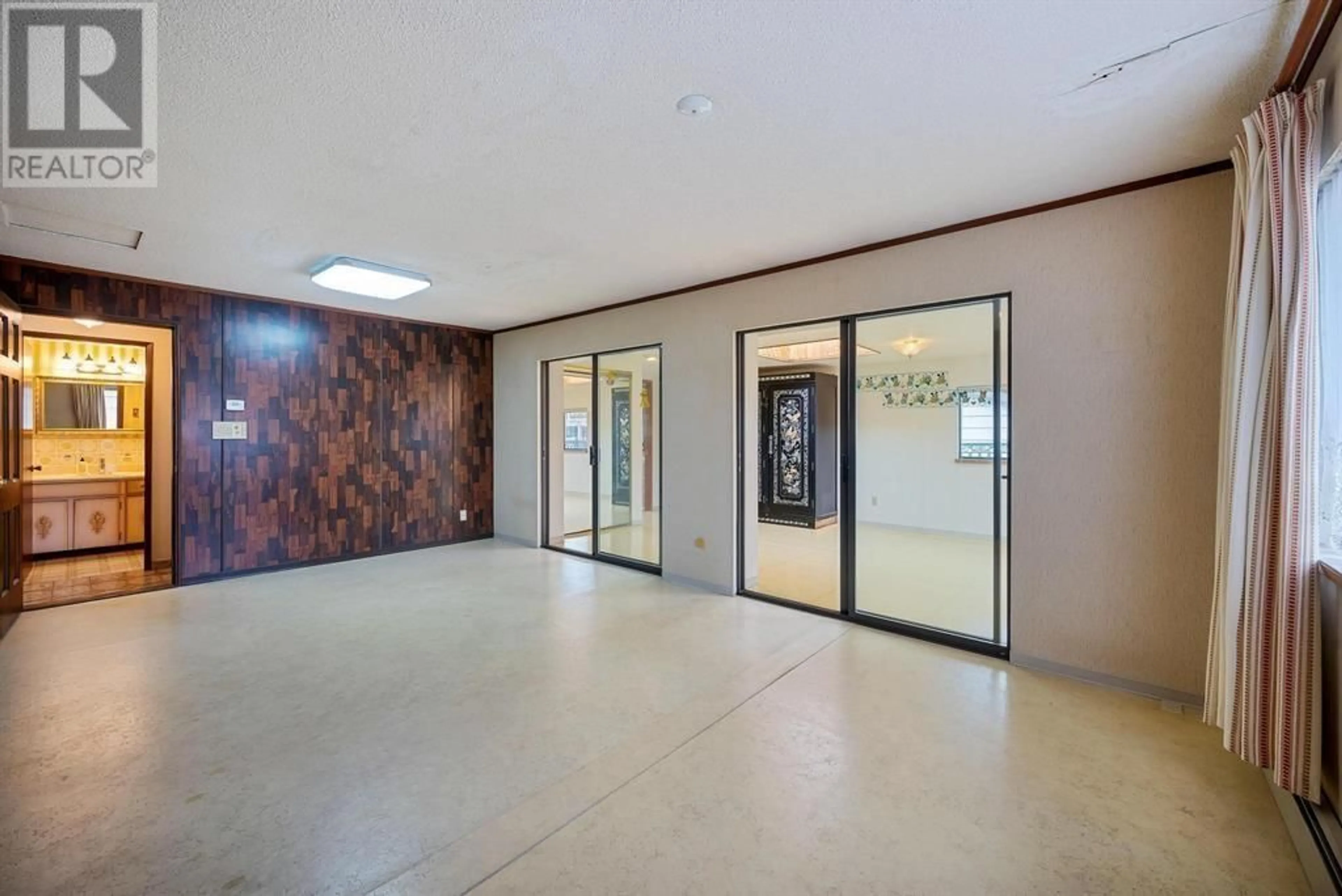 Indoor foyer, cement floor for 3605 LYNNDALE CRESCENT, Burnaby British Columbia V5A3S4