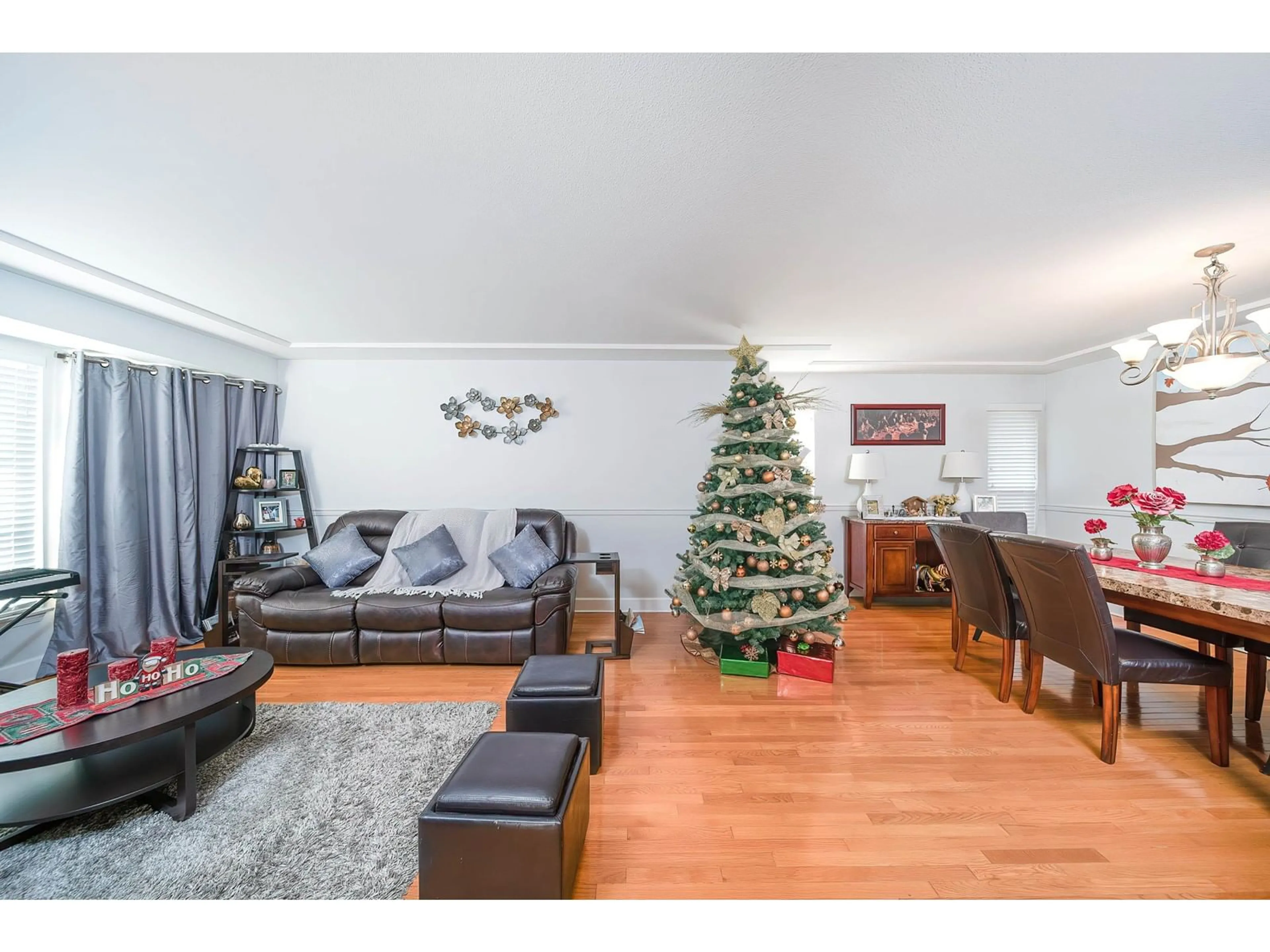 Living room, wood floors for 14816 20A AVENUE, Surrey British Columbia V4A8L3