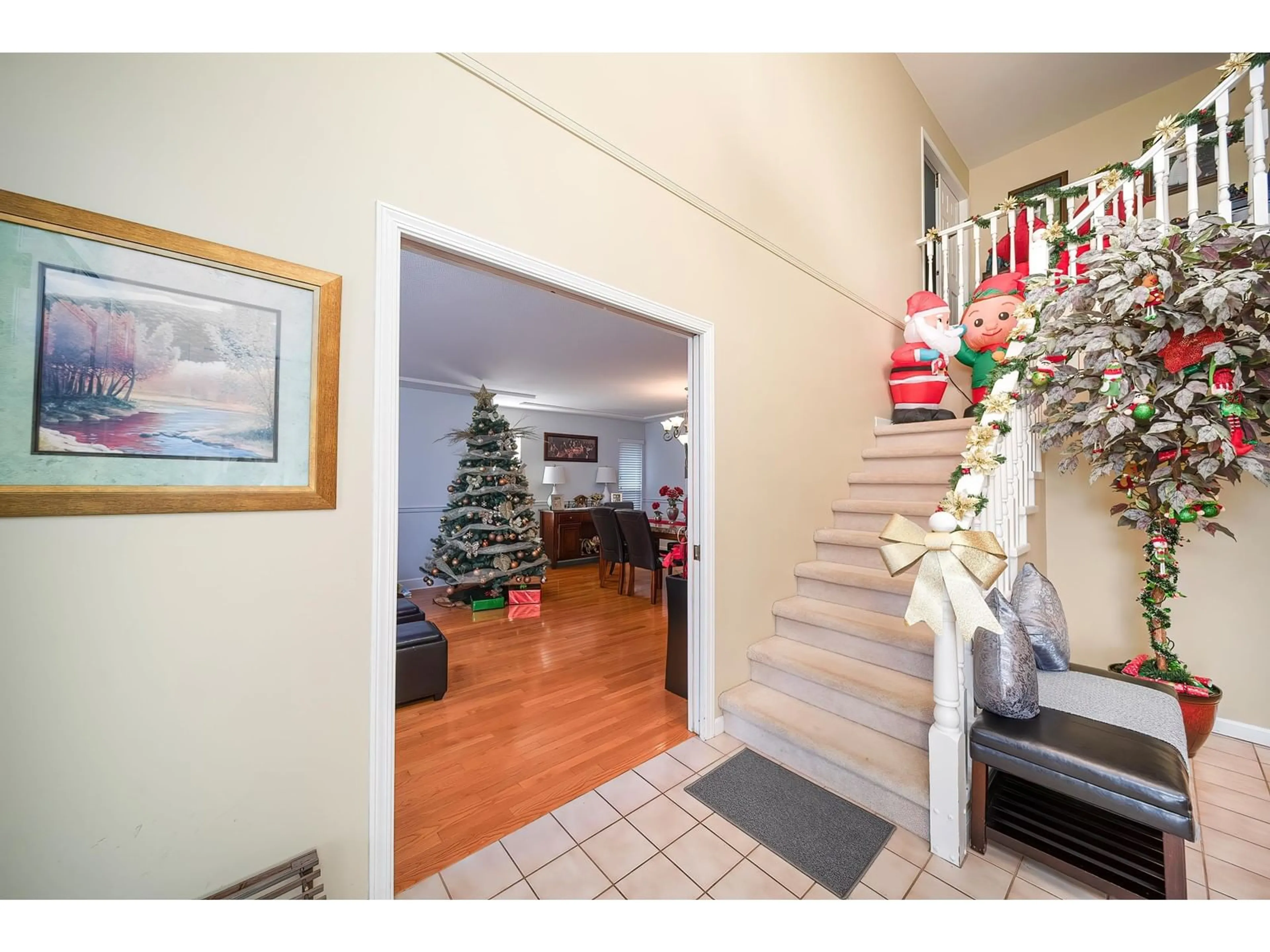 Indoor foyer, wood floors for 14816 20A AVENUE, Surrey British Columbia V4A8L3