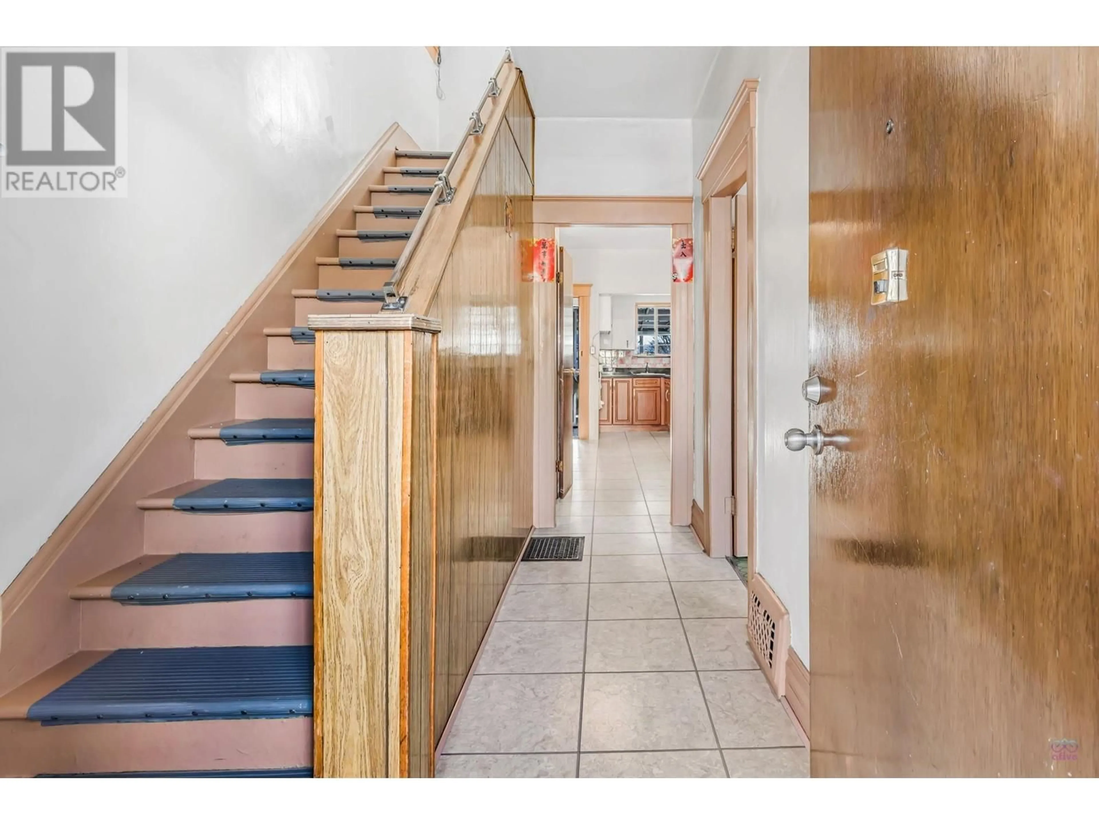 Indoor foyer, wood floors for 532 UNION STREET, Vancouver British Columbia V6A2B8