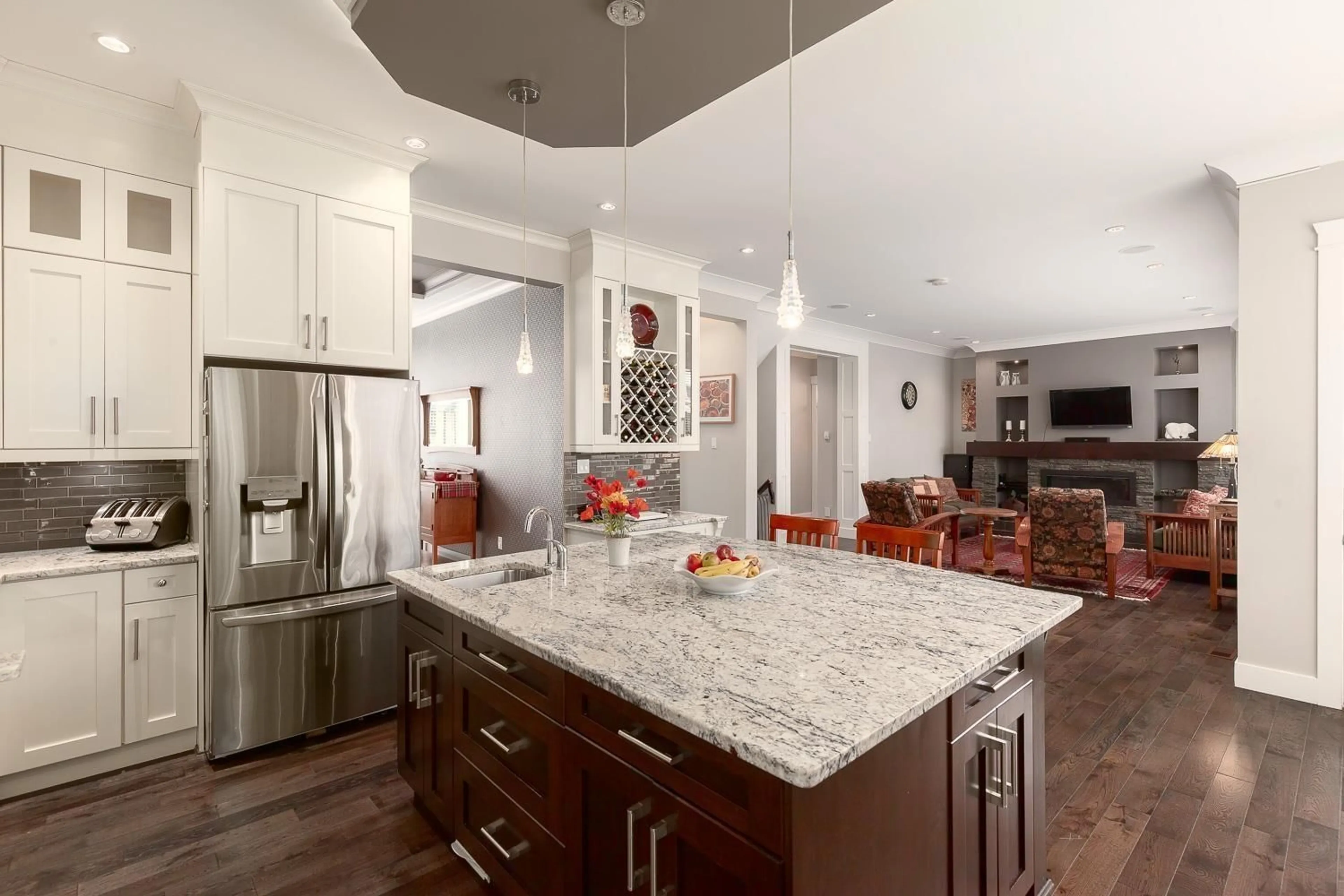 Open concept kitchen, ceramic/tile floor for 12525 58A, Surrey British Columbia V3X0E8