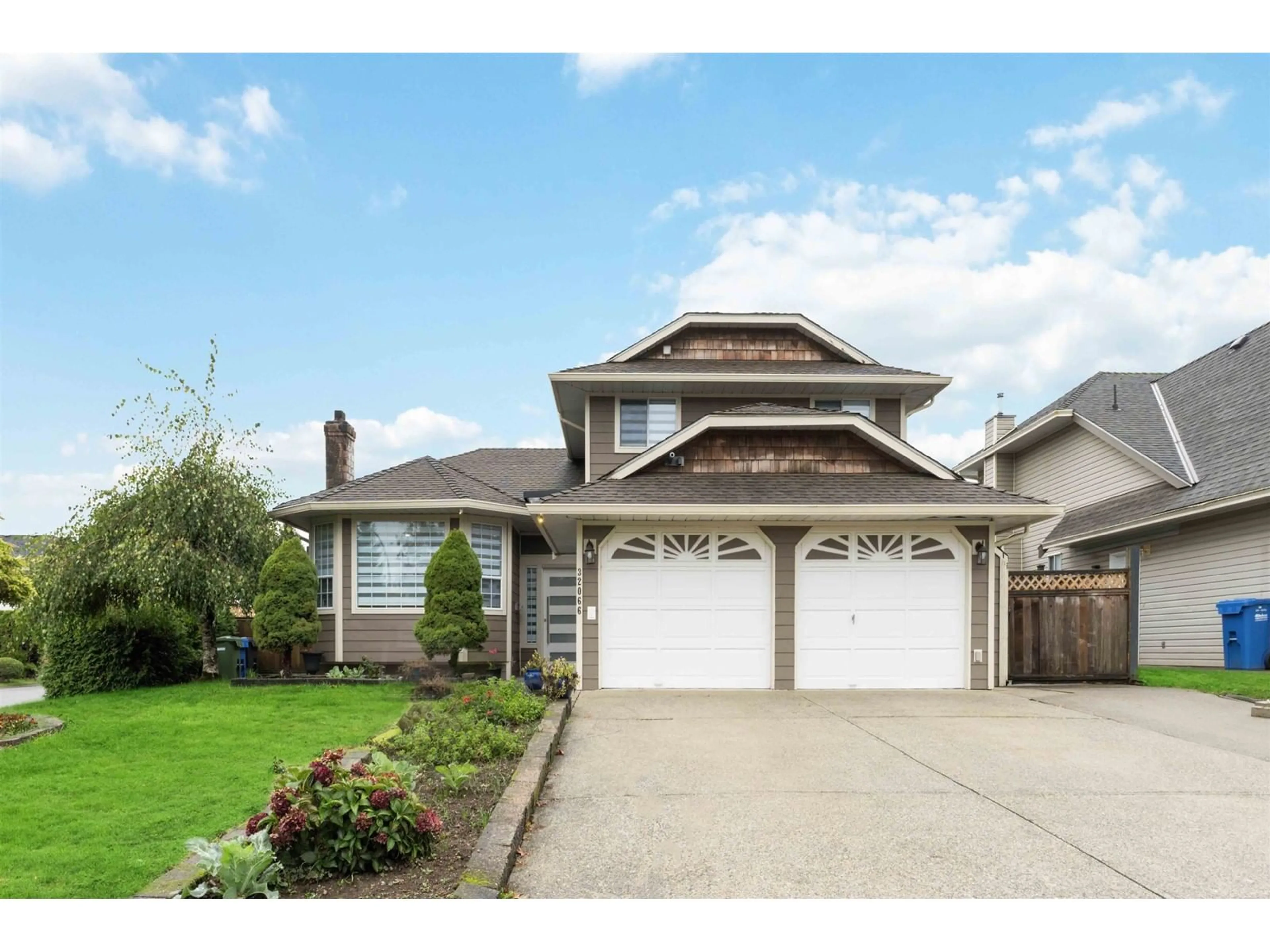 Frontside or backside of a home for 32066 SORRENTO AVENUE, Abbotsford British Columbia V2T5B7