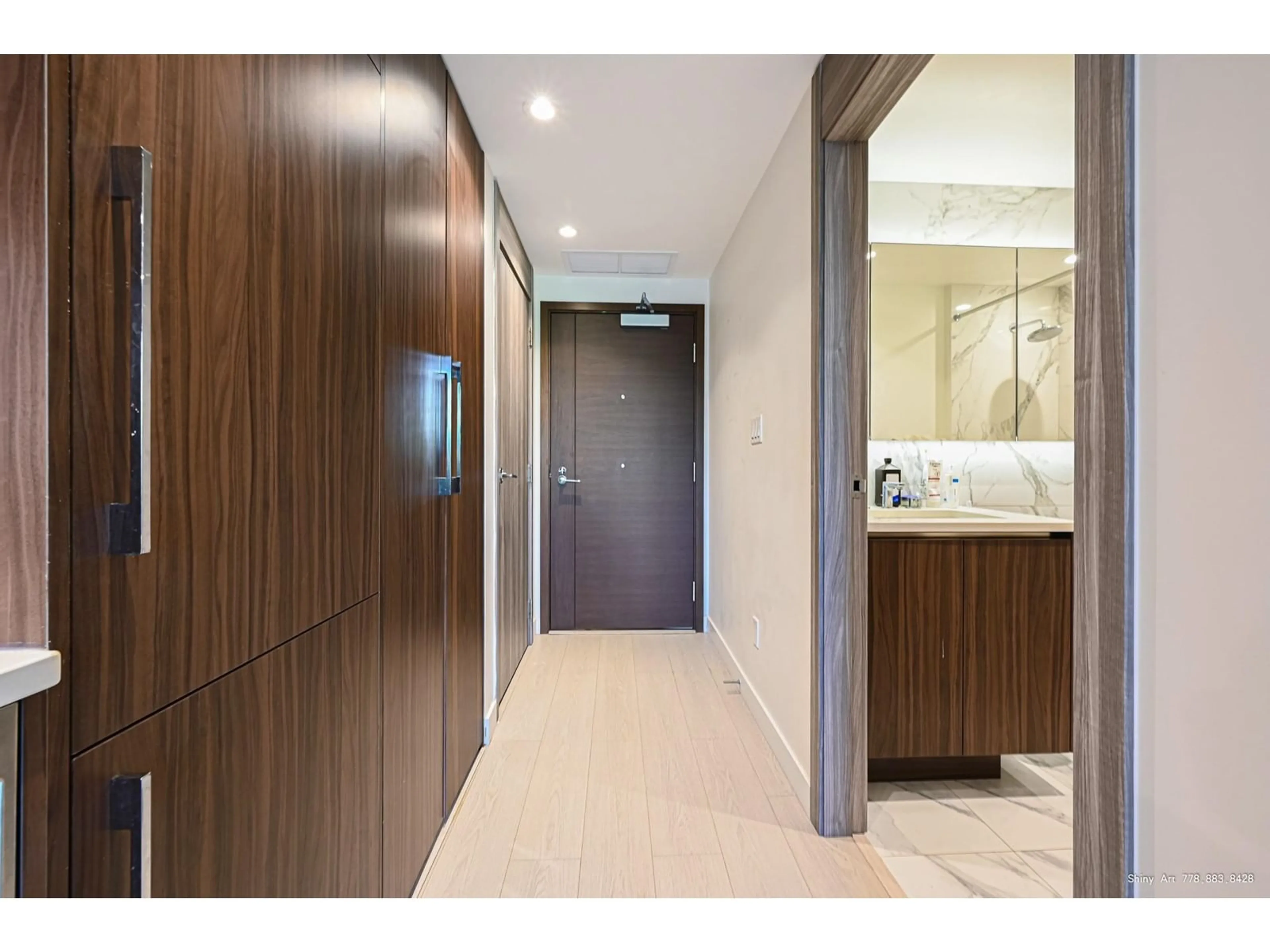 Indoor foyer for 409 - 9887 WHALLEY, Surrey British Columbia V3T0P4