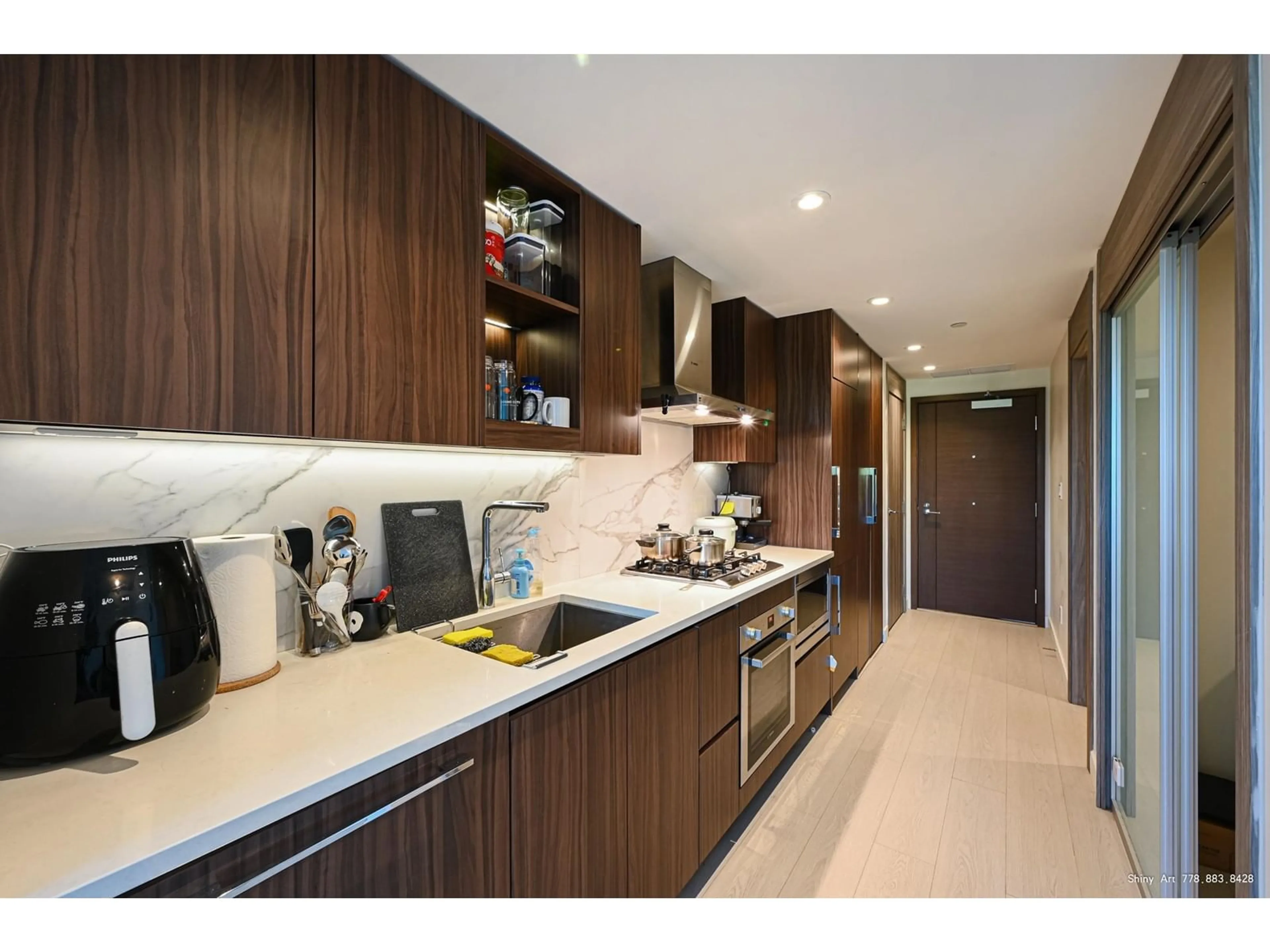 Contemporary kitchen, unknown for 409 - 9887 WHALLEY, Surrey British Columbia V3T0P4
