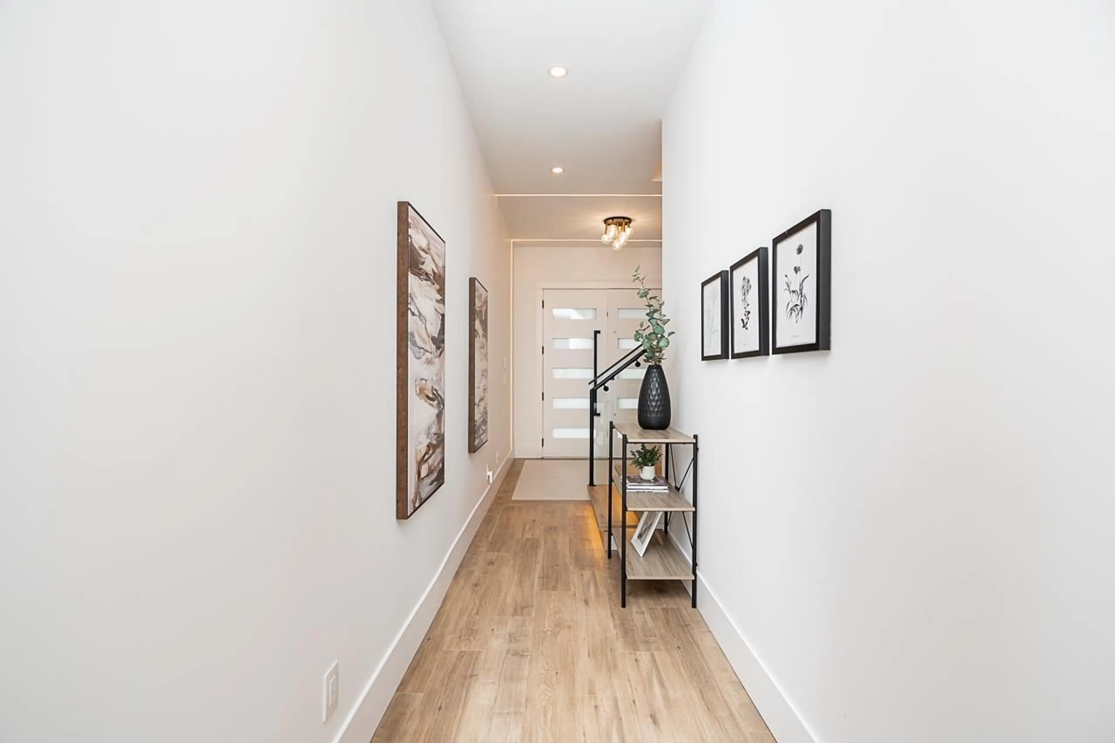 Indoor entryway, wood floors for 11285 79A AVENUE, Delta British Columbia V4C1T9