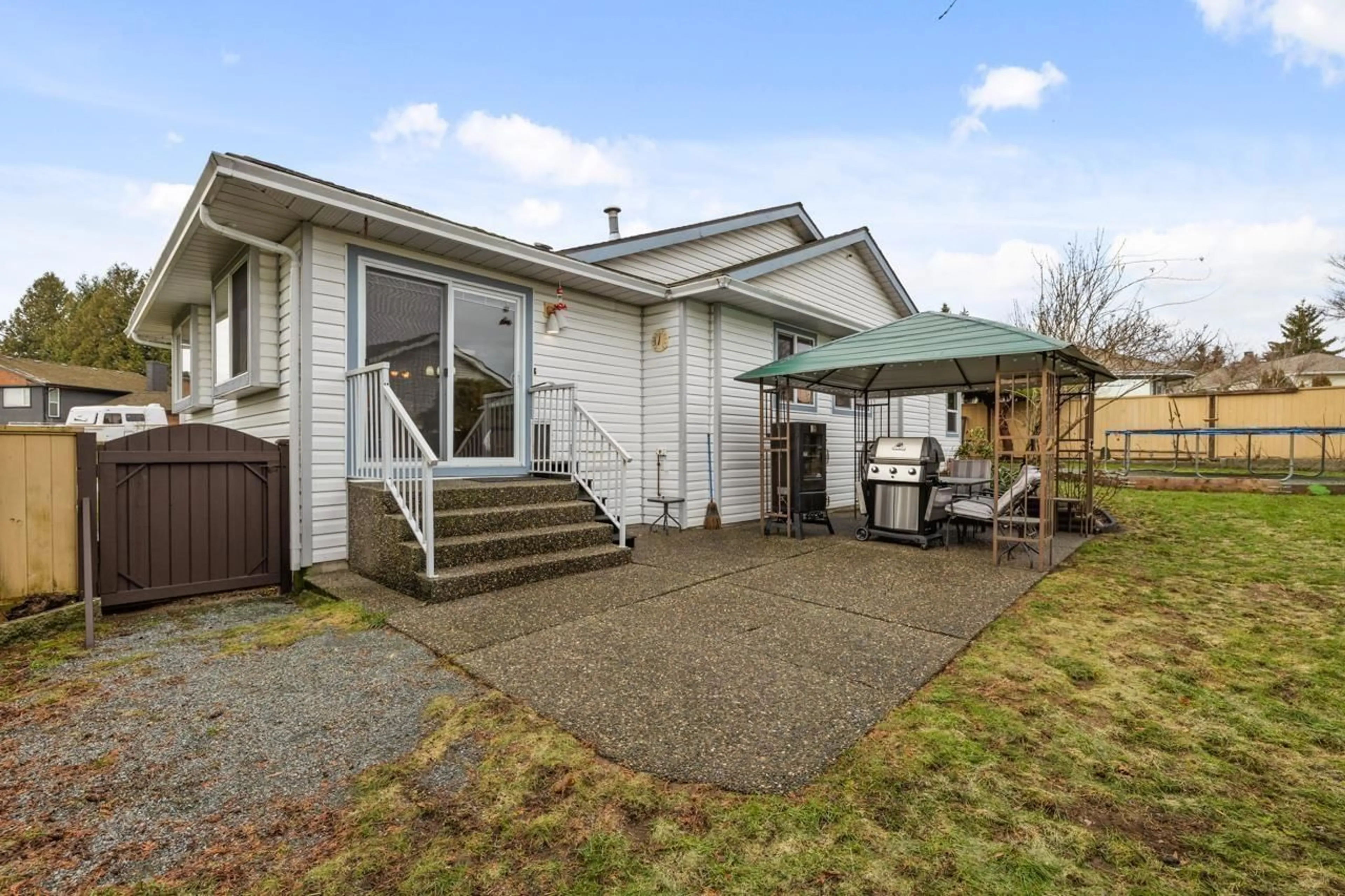 Home with vinyl exterior material, street for 19093 SUNDALE COURT, Surrey British Columbia V3S7M6