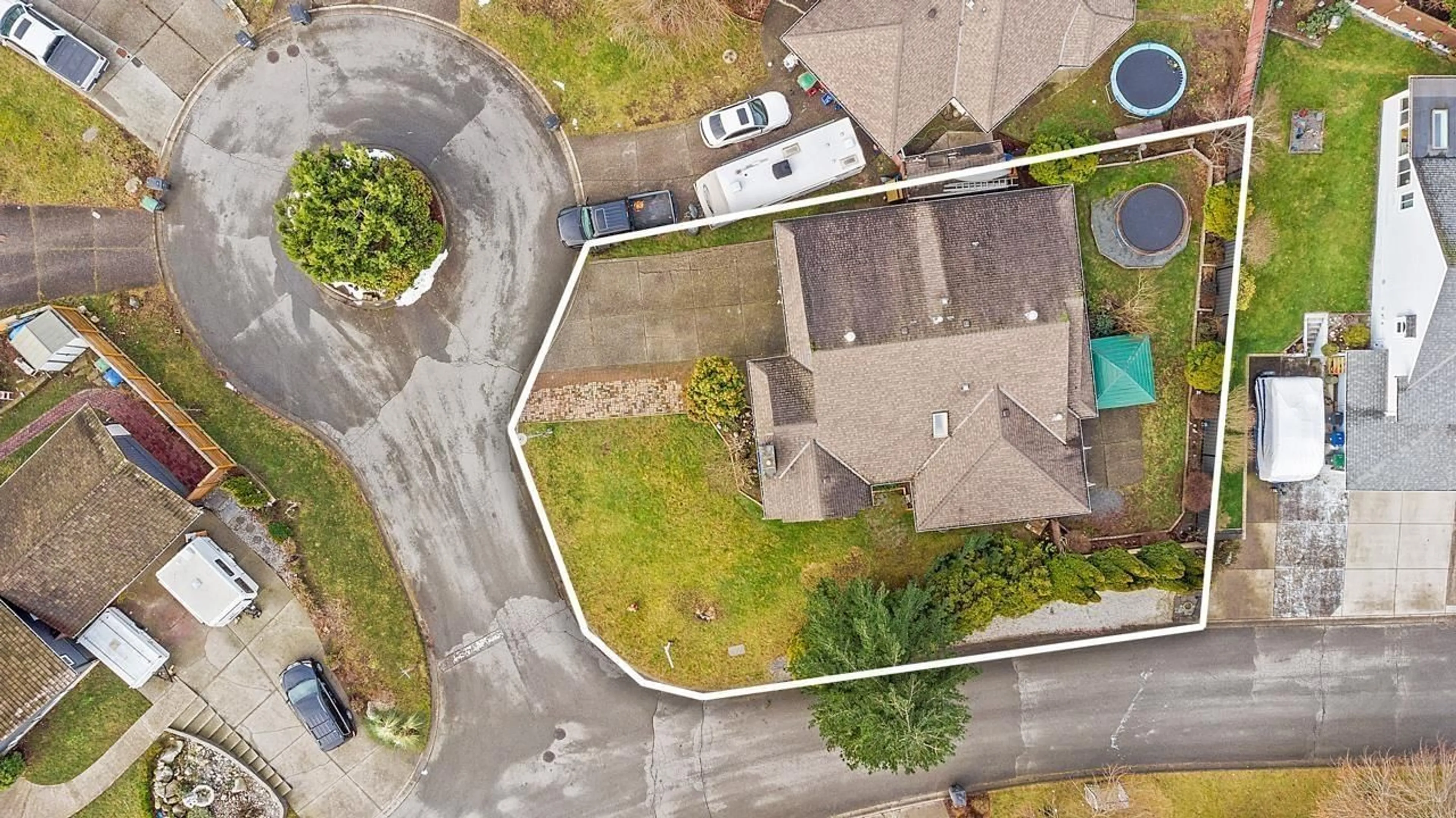 A pic from outside/outdoor area/front of a property/back of a property/a pic from drone, street for 19093 SUNDALE COURT, Surrey British Columbia V3S7M6