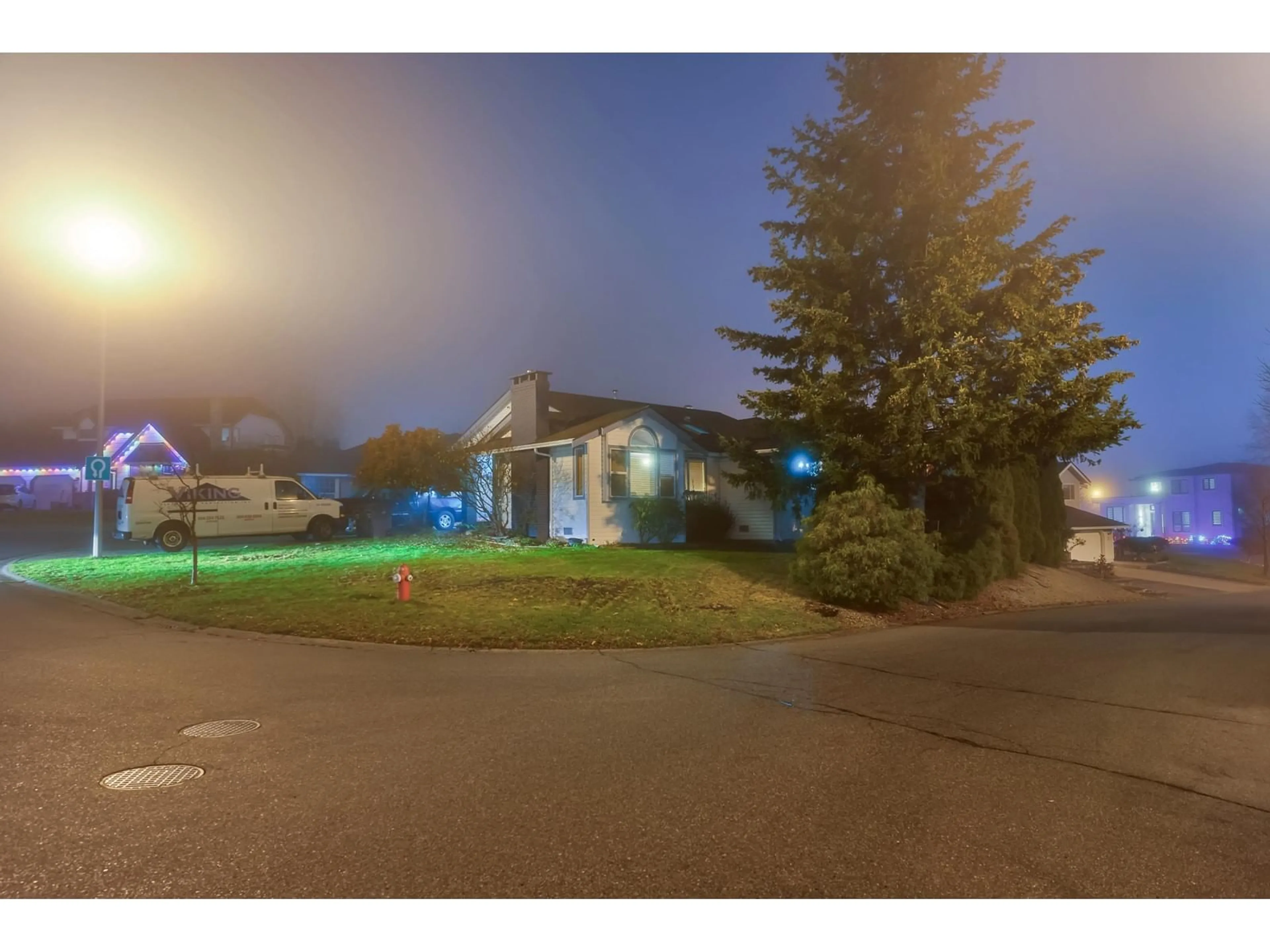 A pic from outside/outdoor area/front of a property/back of a property/a pic from drone, street for 19093 SUNDALE COURT, Surrey British Columbia V3S7M6