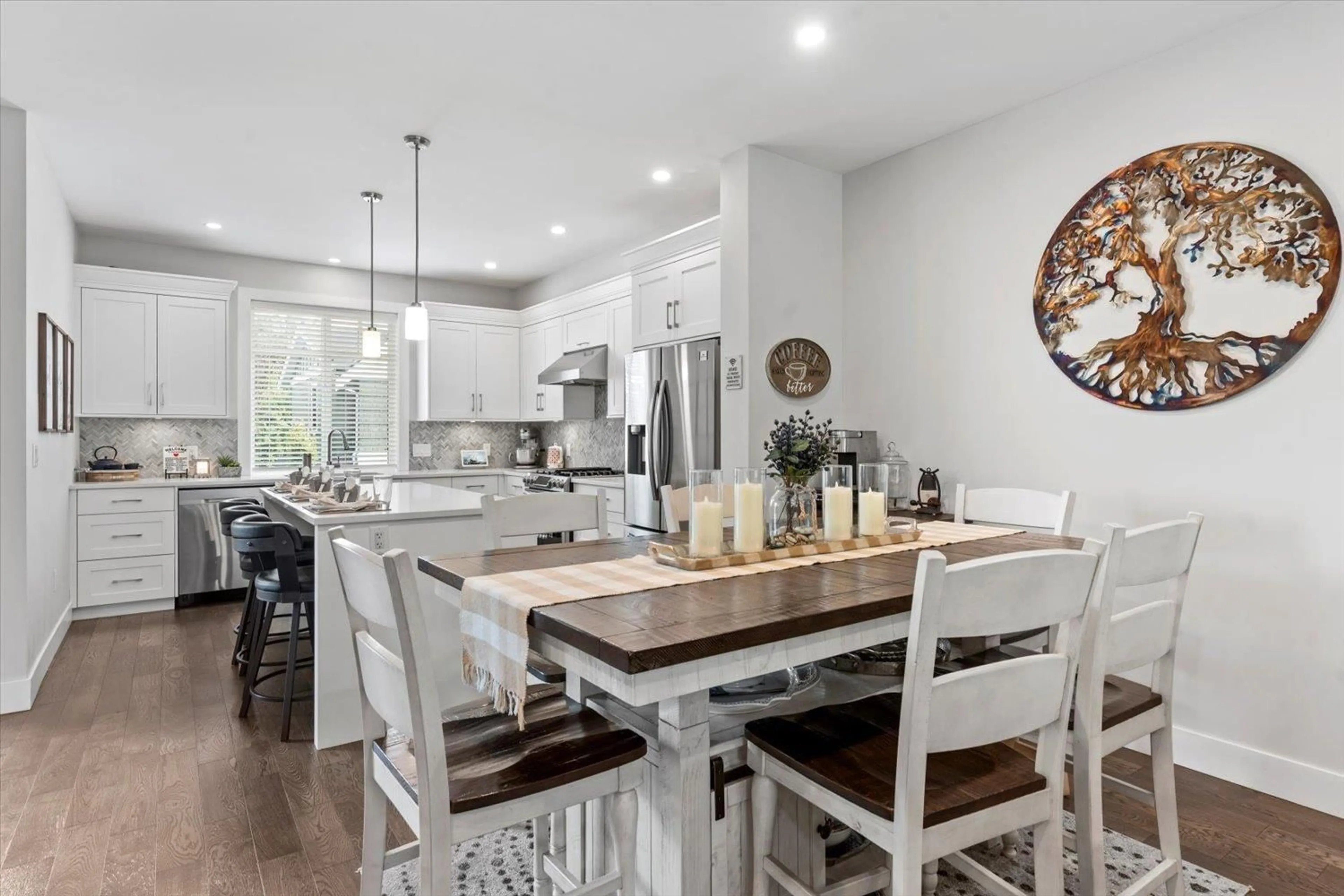 Open concept kitchen for 2 34121 GEORGE FERGUSON WAY, Abbotsford British Columbia V2S0K4