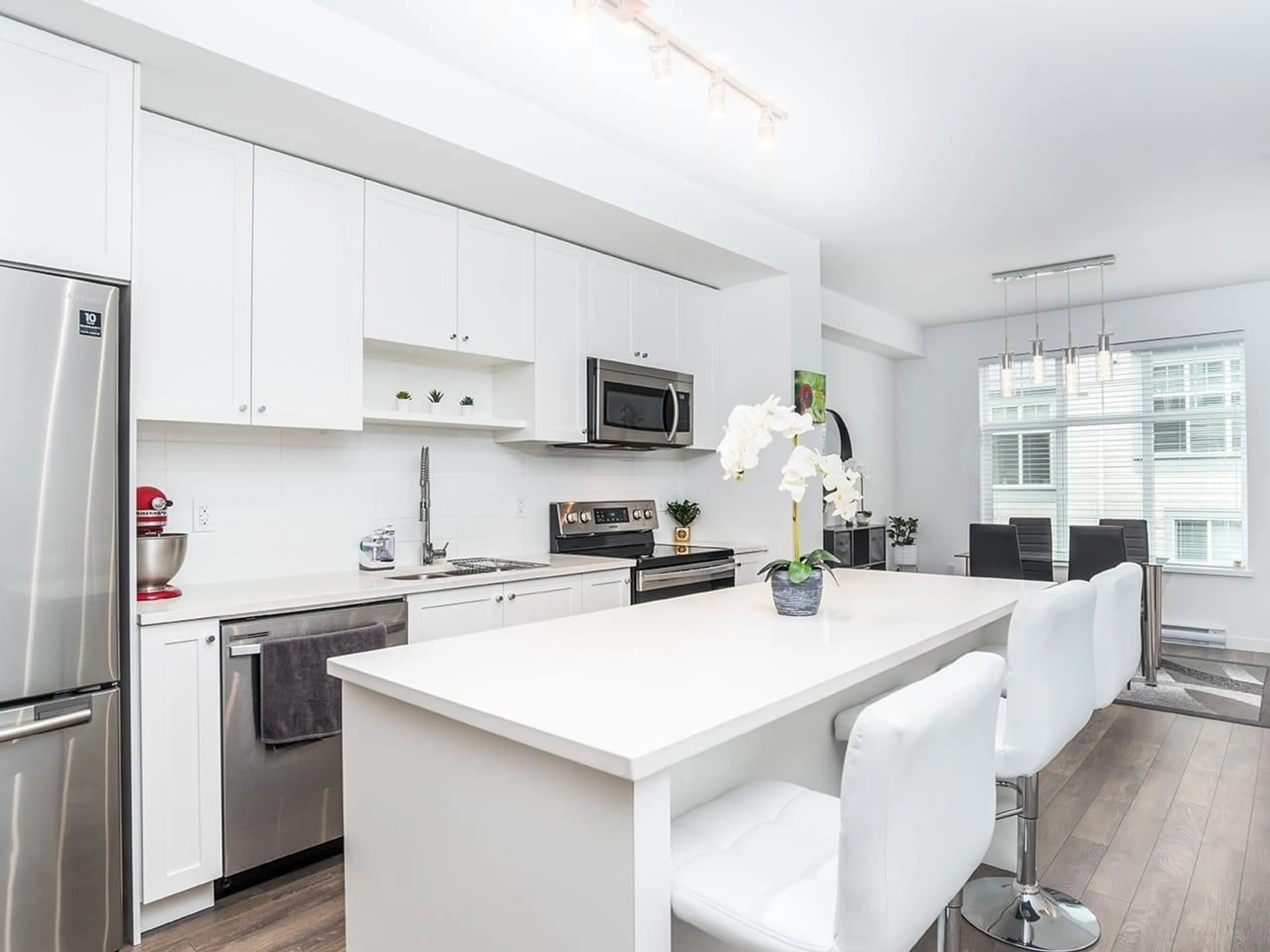 Open concept kitchen for 148 8168 136A STREET, Surrey British Columbia V3W2Z6