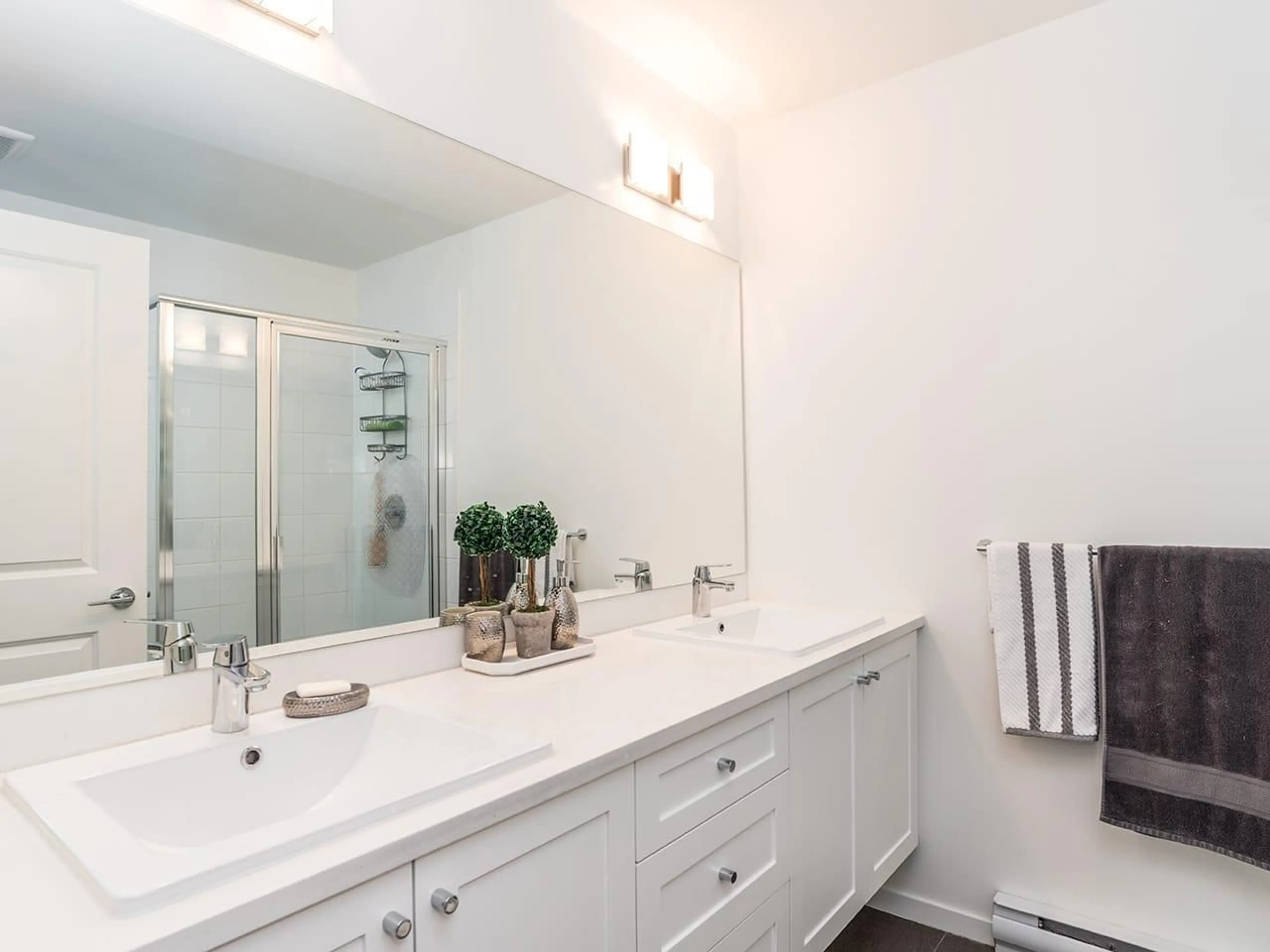 Contemporary bathroom, wood floors for 148 8168 136A STREET, Surrey British Columbia V3W2Z6