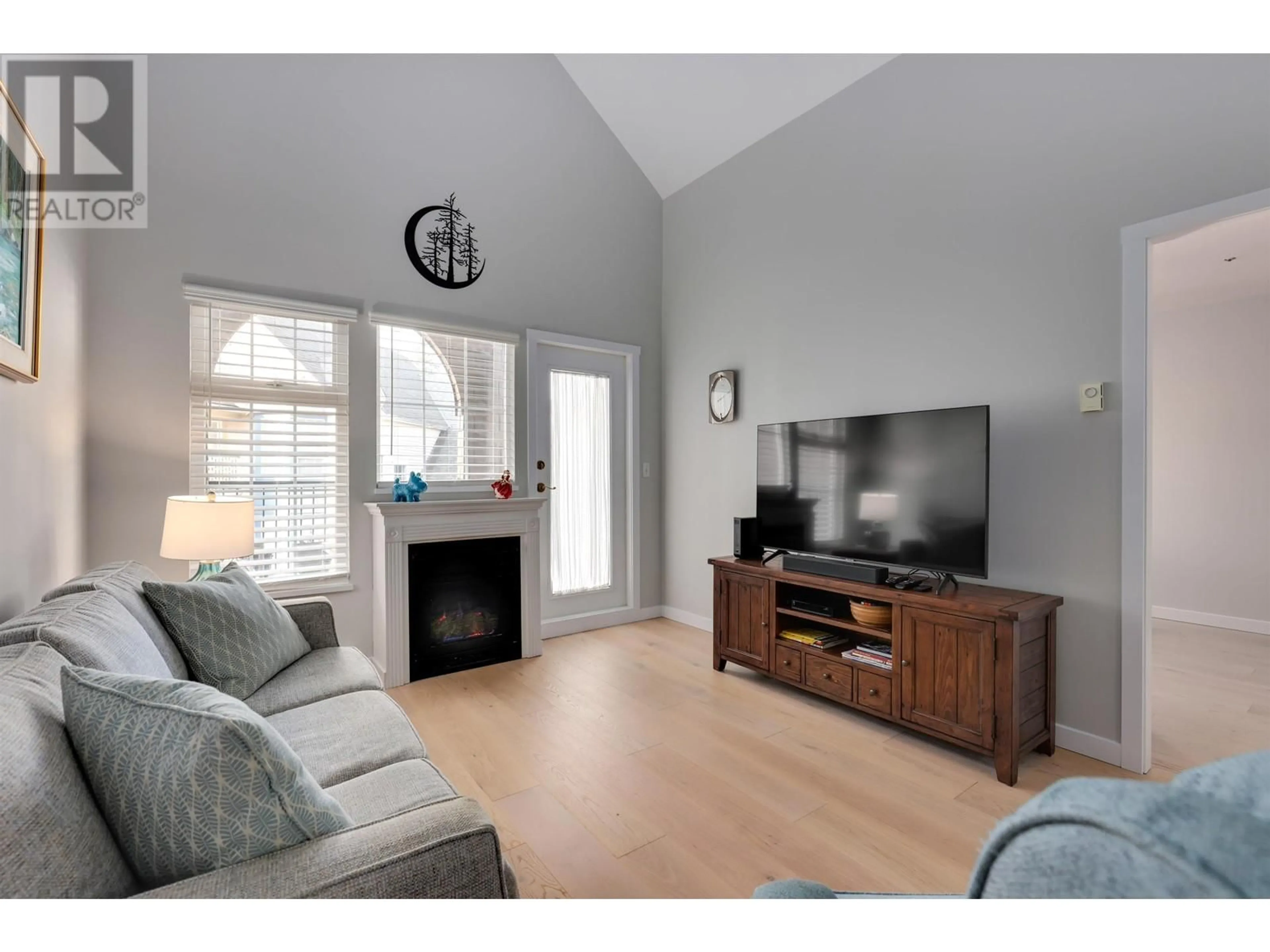 Living room, wood floors for 403 1369 56 STREET, Delta British Columbia V4L2A6