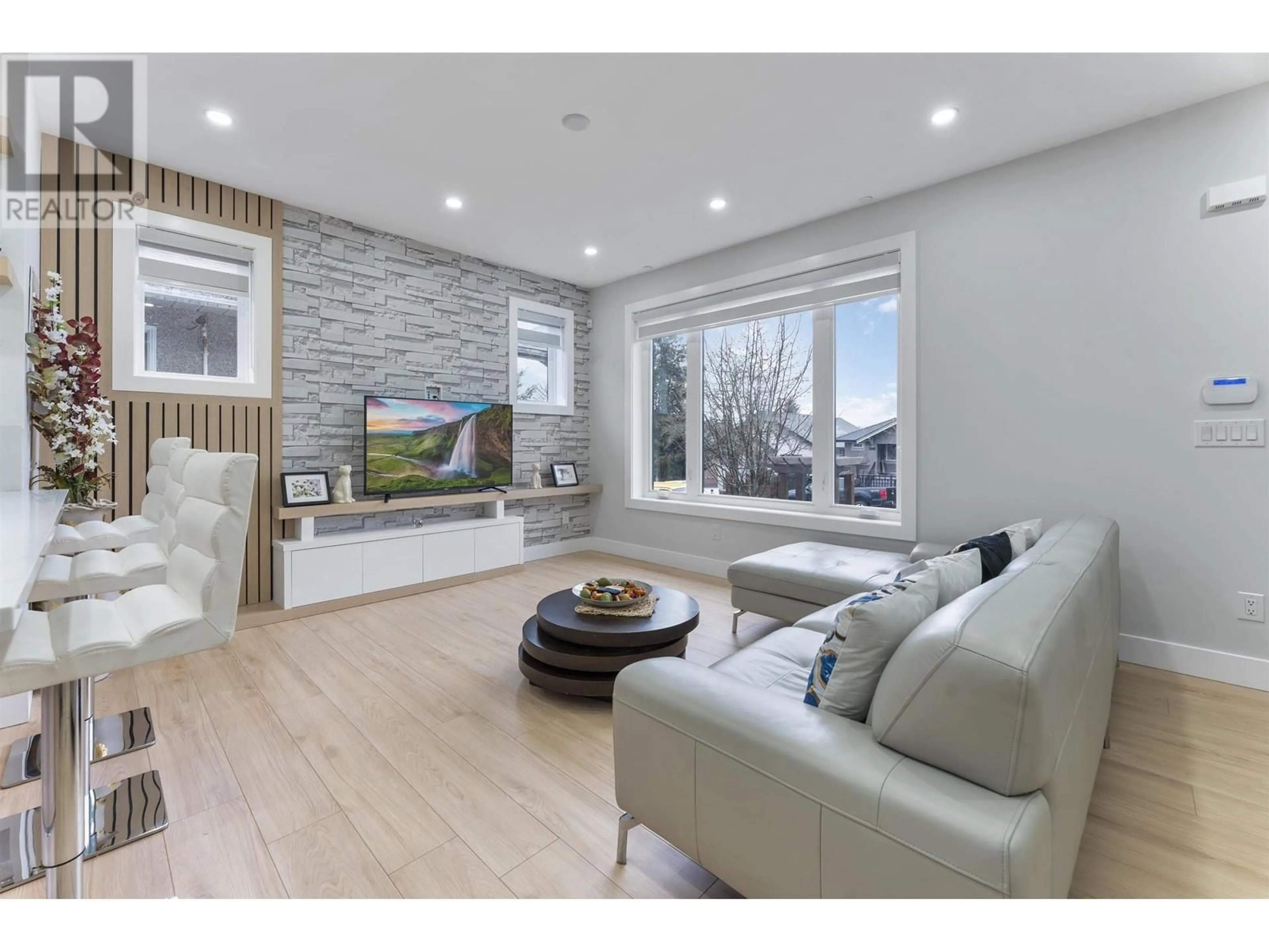 Living room, wood floors for 2560 DUNDAS STREET, Vancouver British Columbia V5K1P8