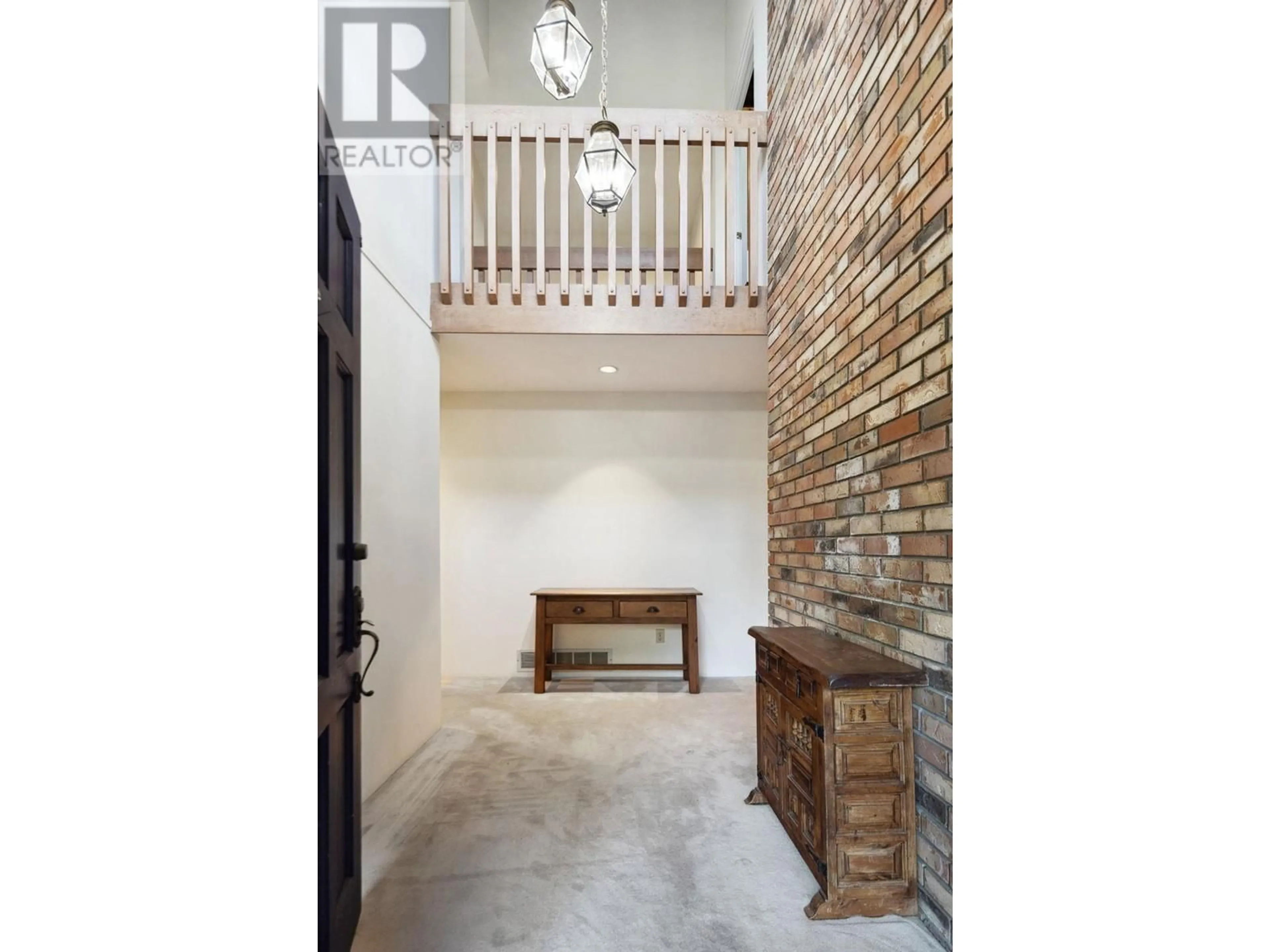 Indoor foyer, cement floor for 382 MATHERS AVENUE, West Vancouver British Columbia V7S1H3