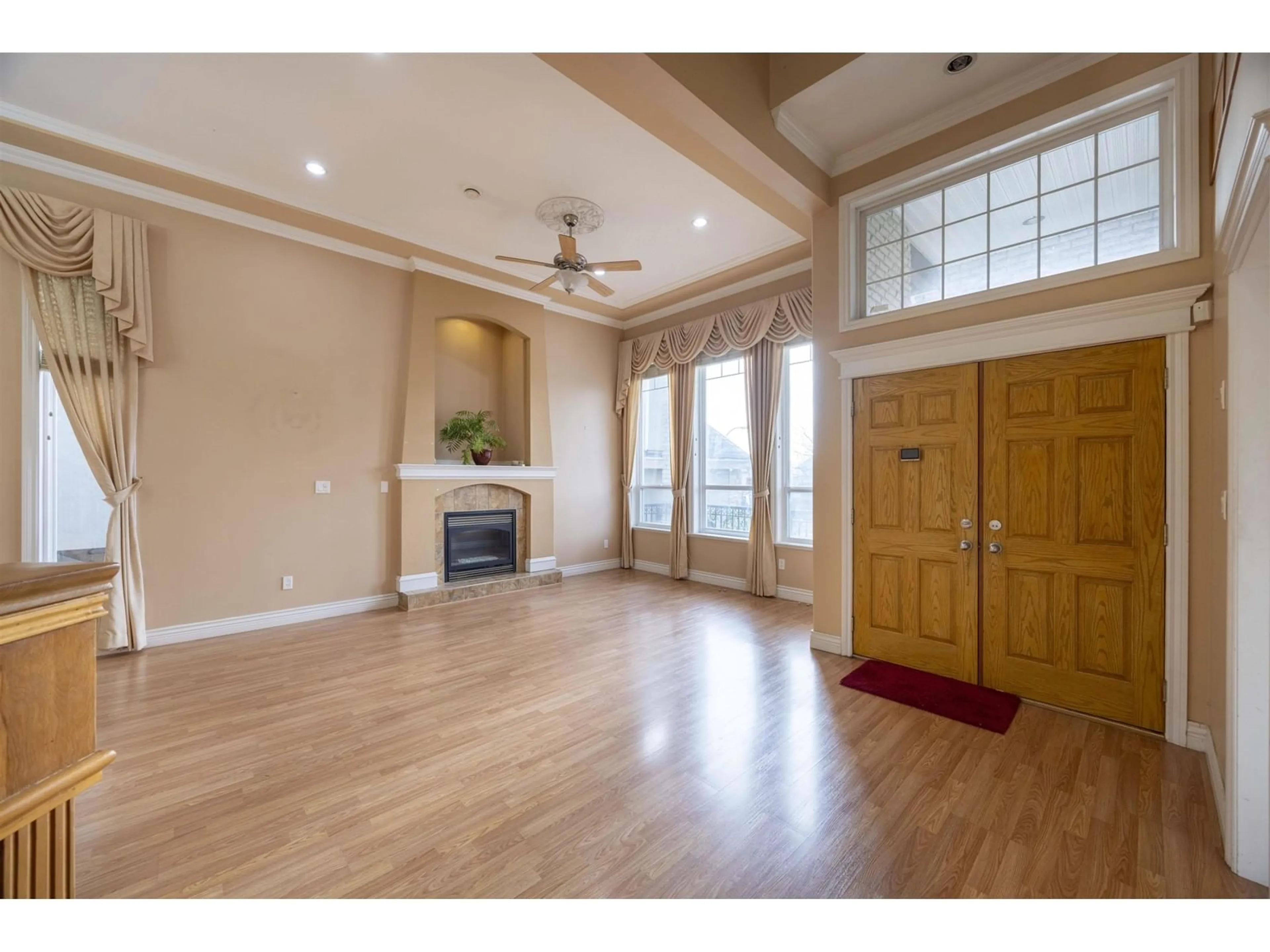 Indoor entryway, wood floors for 13305 87B AVENUE, Surrey British Columbia V3W6B9