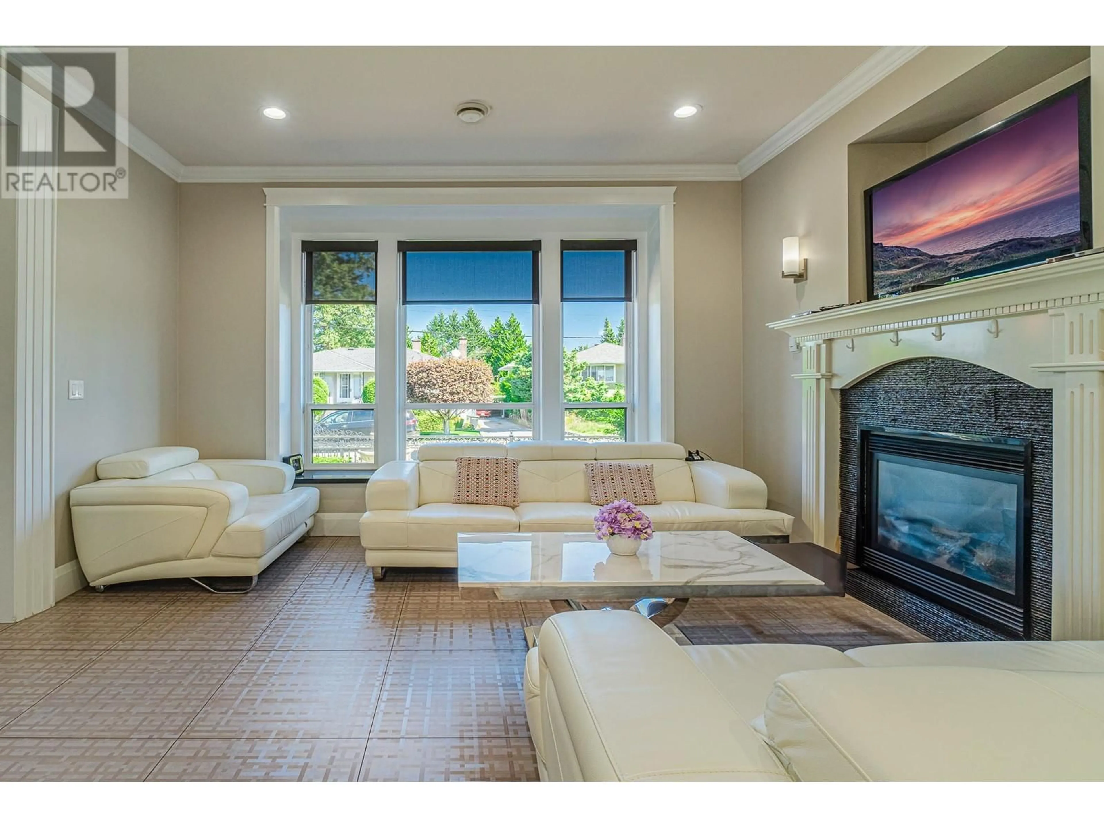 Living room, wood floors for 6707 GORDON AVENUE, Burnaby British Columbia V5E3V5