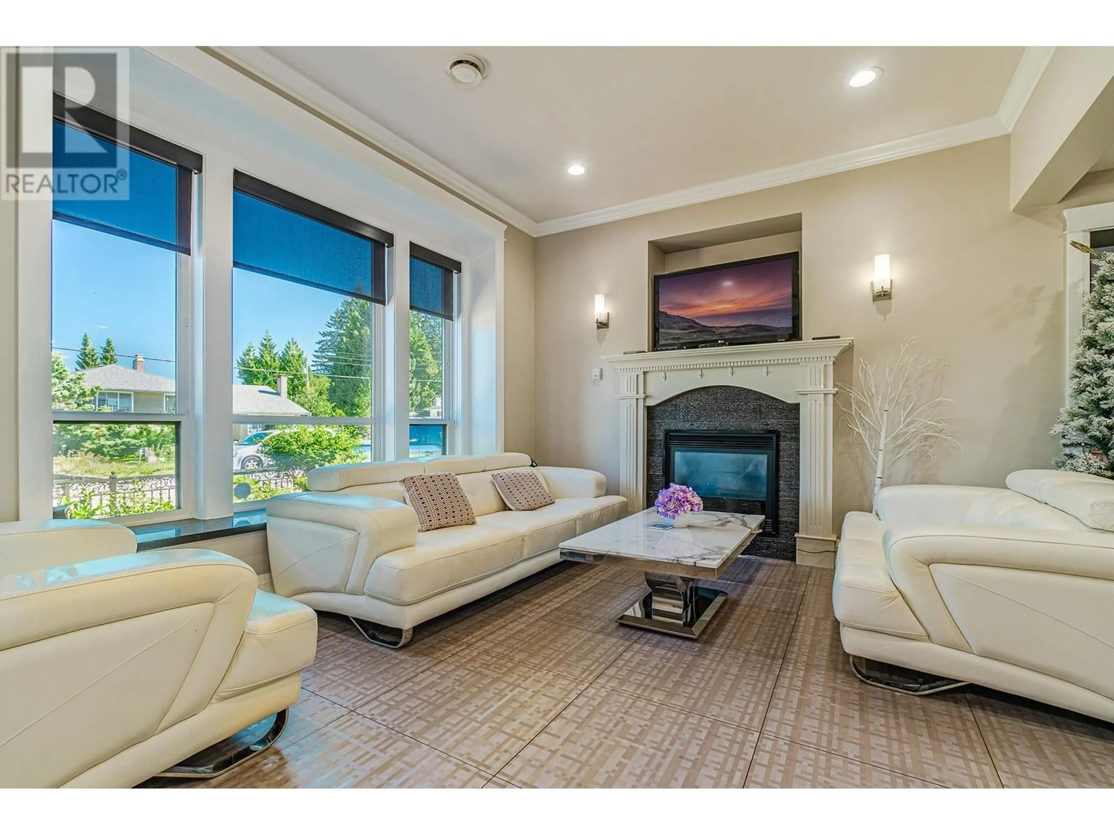 Living room, wood floors for 6707 GORDON AVENUE, Burnaby British Columbia V5E3V5