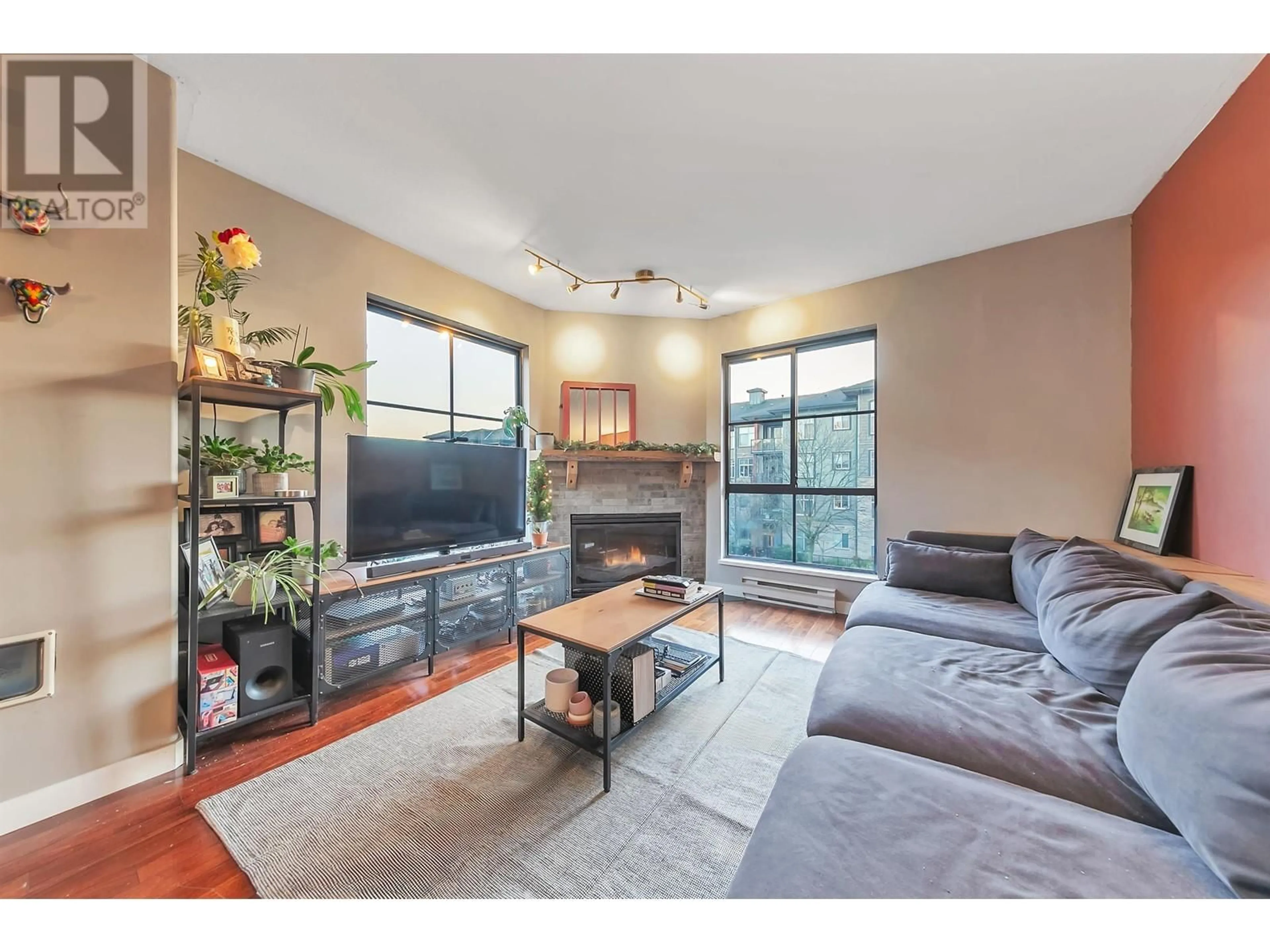 Living room, wood floors for 310 2357 WHYTE AVENUE, Port Coquitlam British Columbia V3C2A3