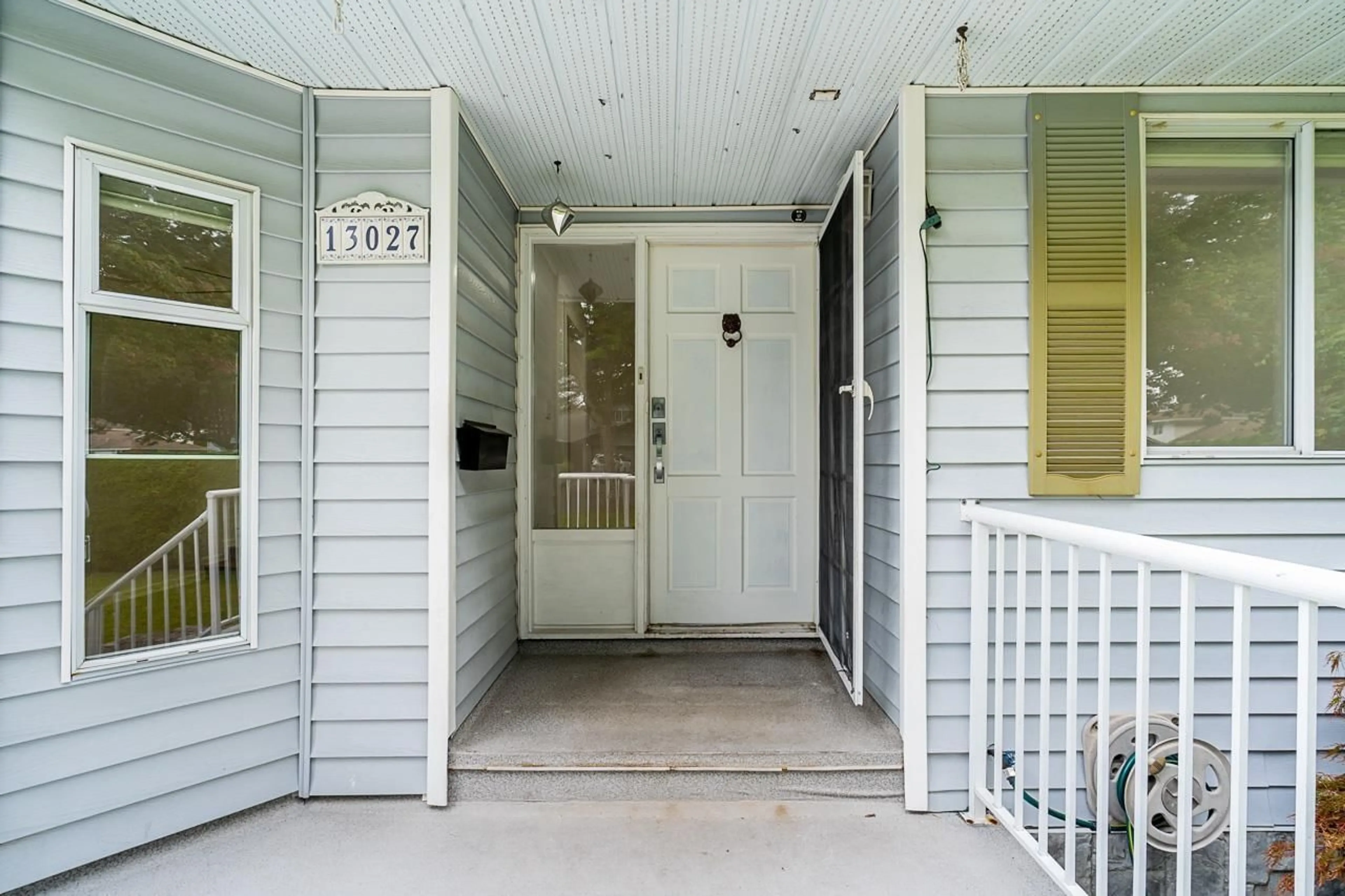 Indoor entryway, wood floors for 13027 61 AVENUE, Surrey British Columbia V3X2H4