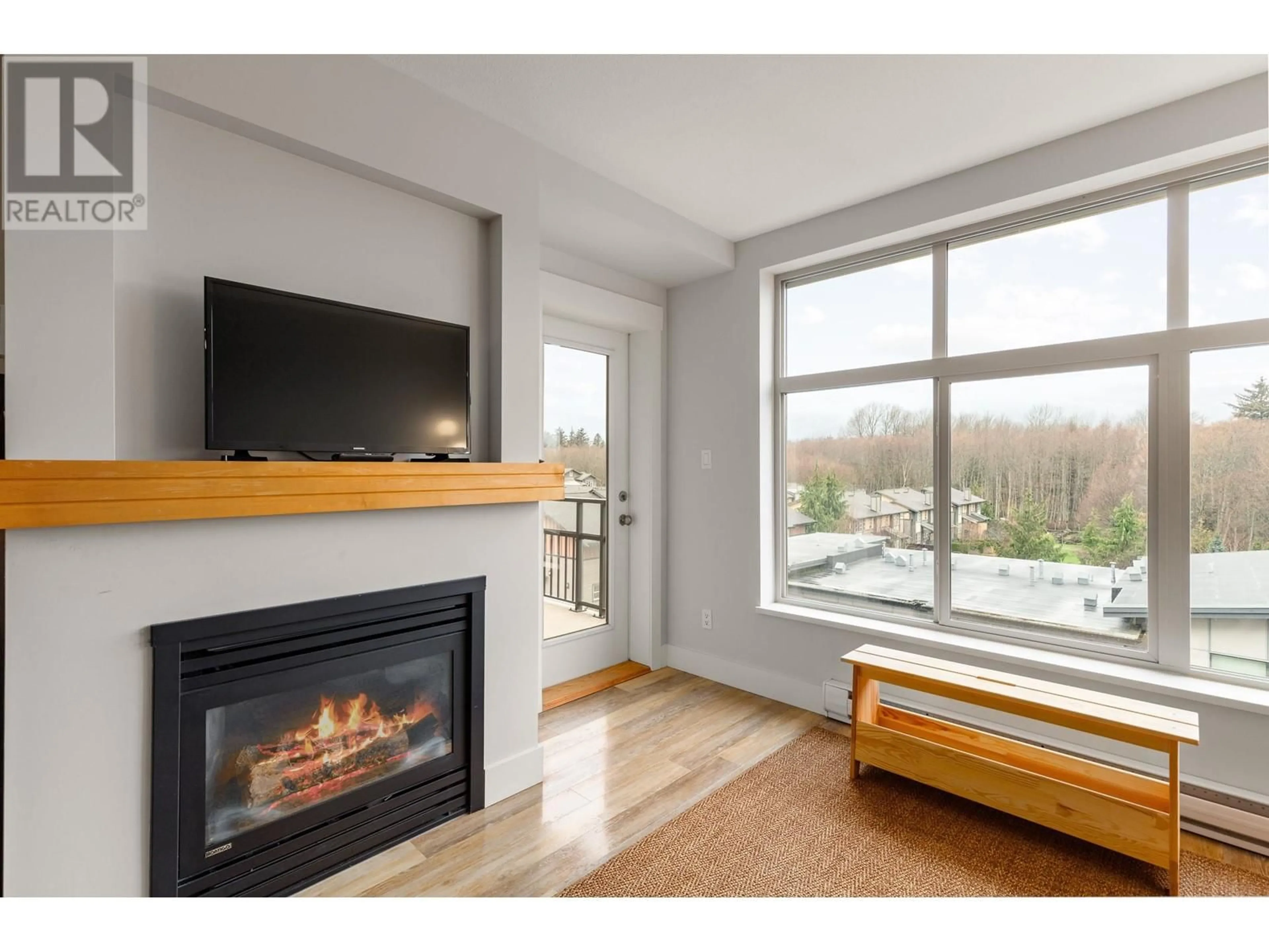 Living room with furniture, wood/laminate floor for 407 1211 VILLAGE GREEN WAY, Squamish British Columbia V8B0R7