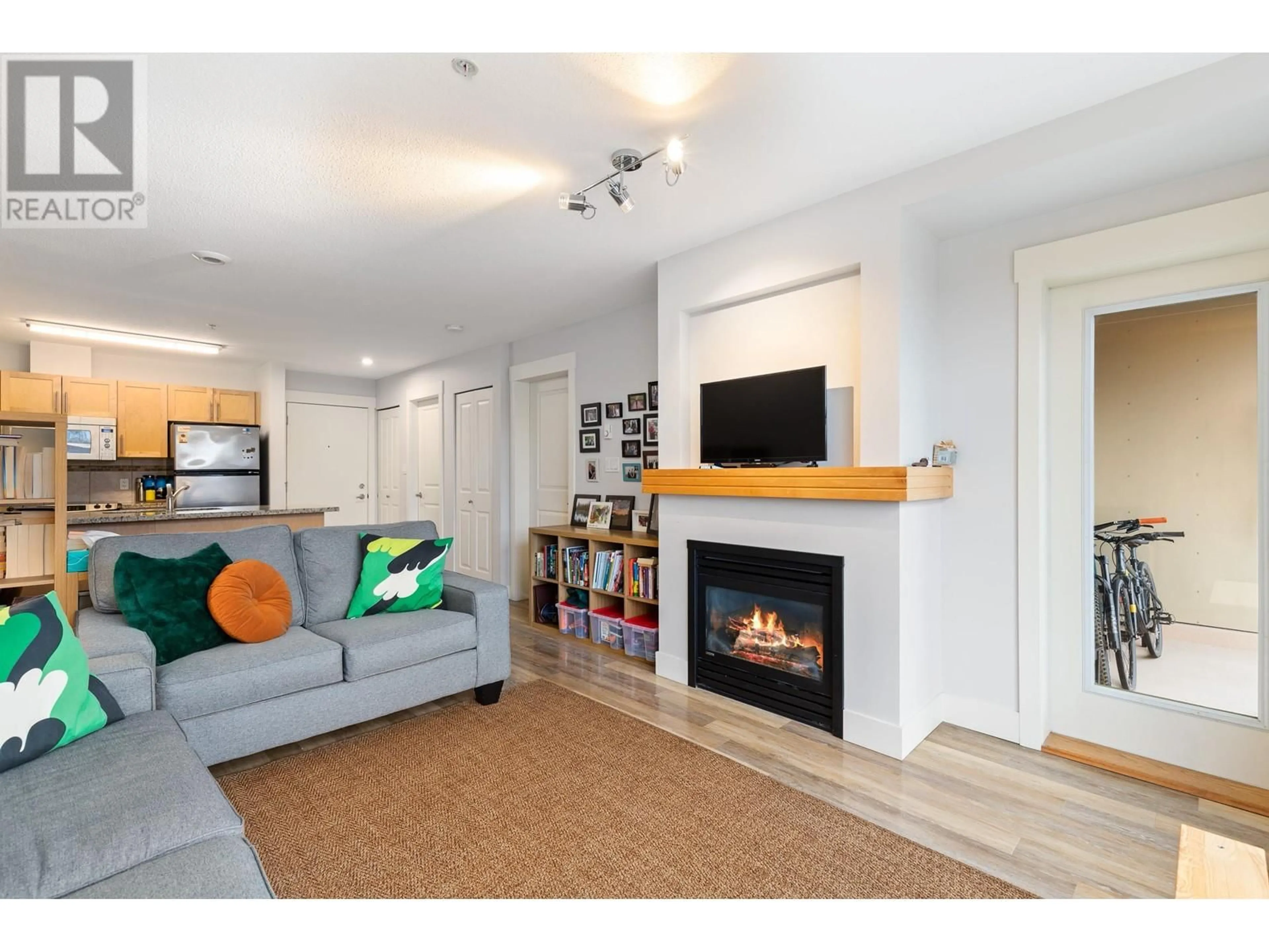 Living room with furniture, wood/laminate floor for 407 1211 VILLAGE GREEN WAY, Squamish British Columbia V8B0R7