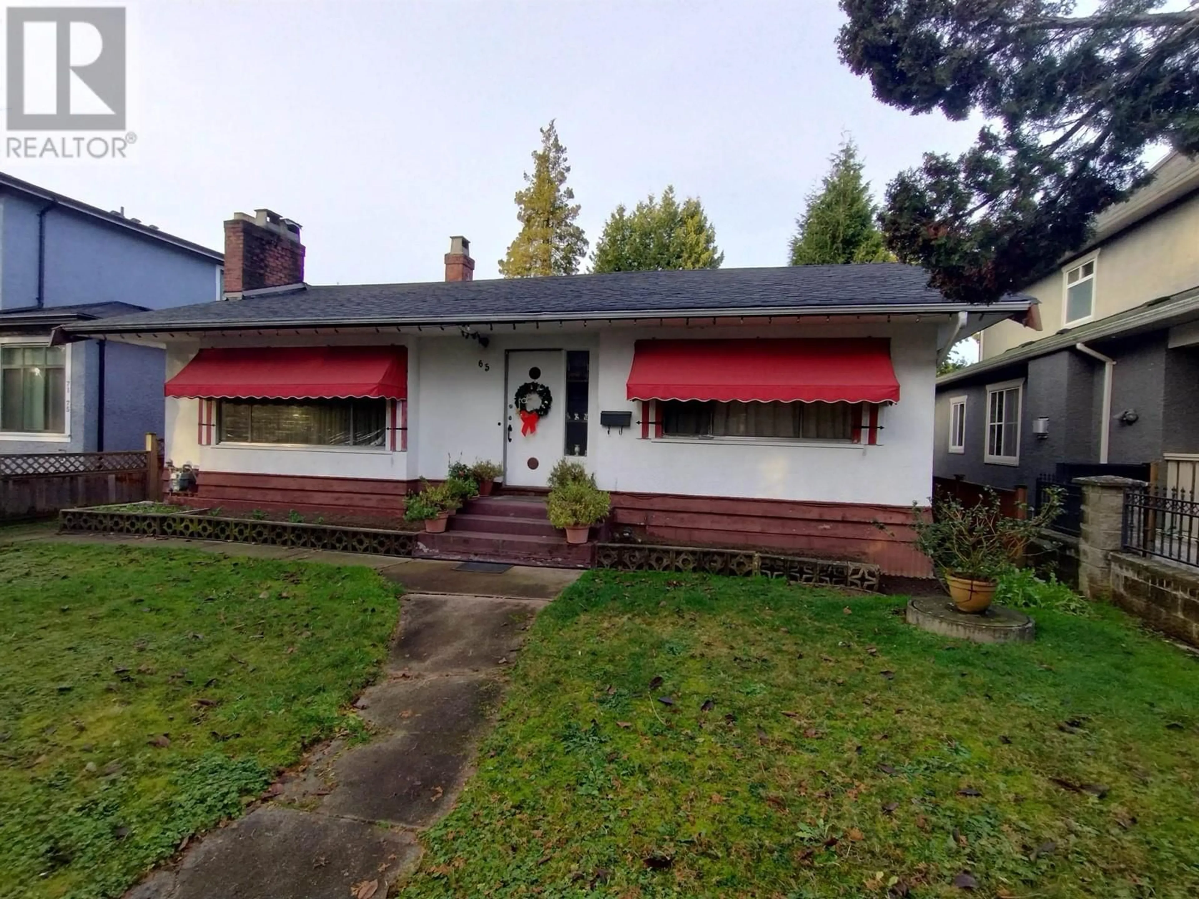 Home with vinyl exterior material, street for 65 W 49TH AVENUE, Vancouver British Columbia V5Y2Z4