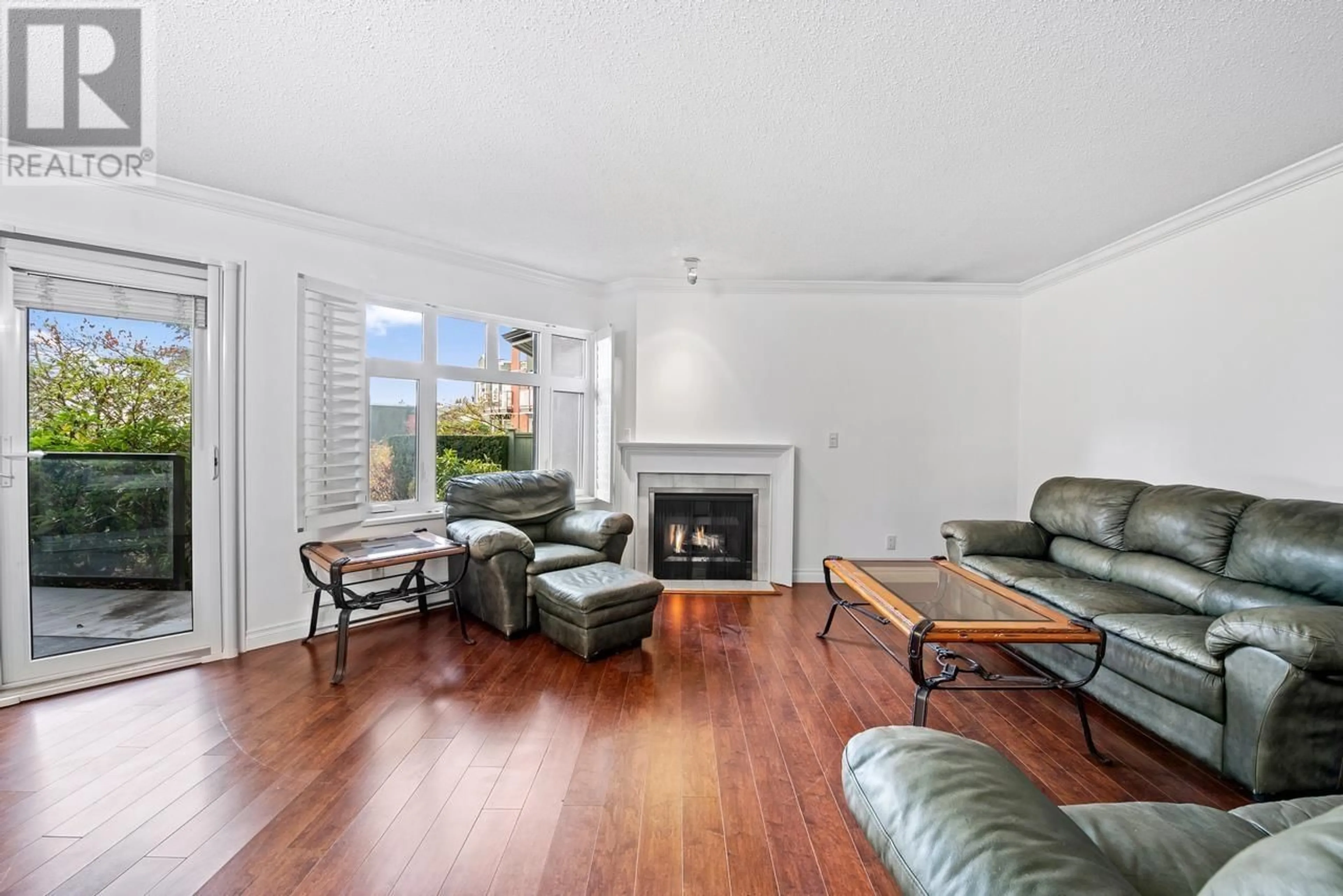 Living room, wood floors for 325 121 W 29TH STREET, North Vancouver British Columbia V7N4L6