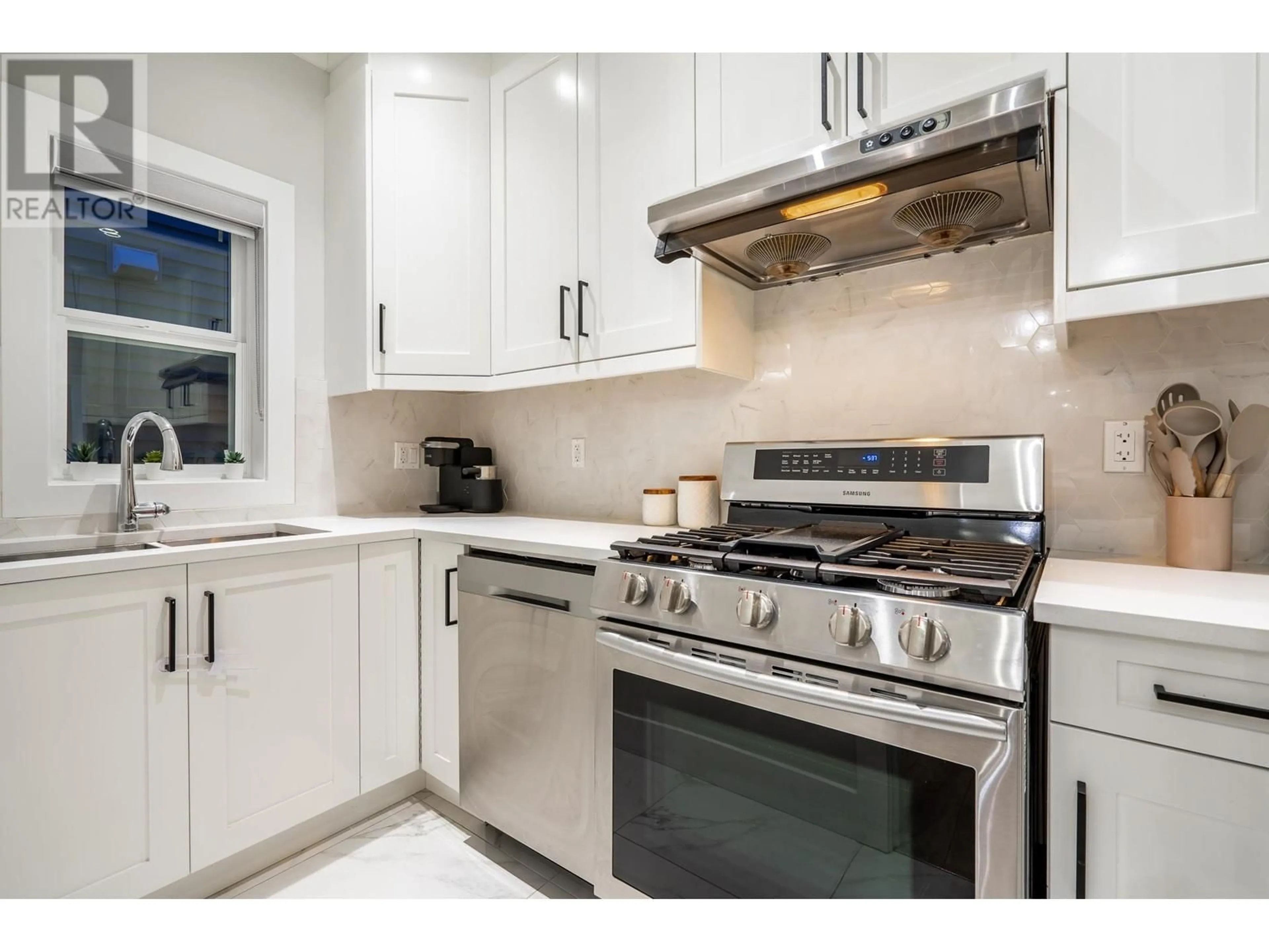 Standard kitchen, ceramic floors, cottage for 3431 VICTORIA DRIVE, Coquitlam British Columbia V3B2V5