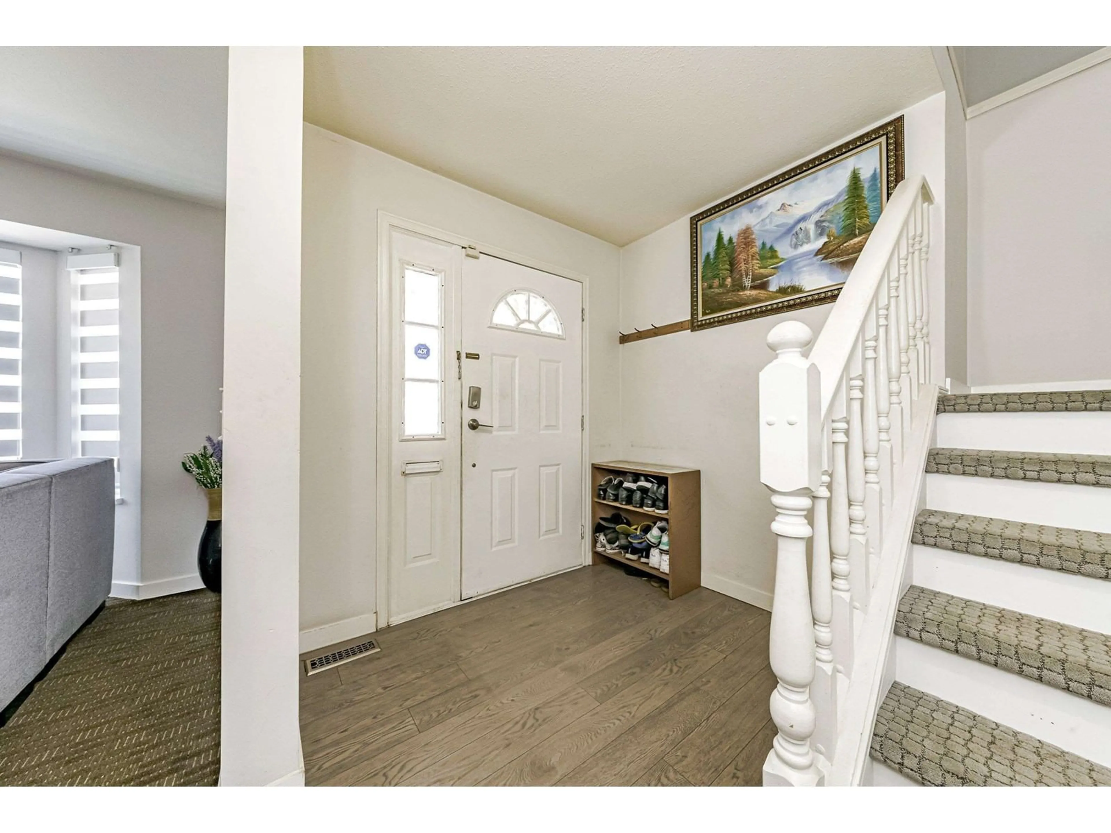 Indoor entryway, wood floors for 8484 120A STREET, Surrey British Columbia V3W9R3