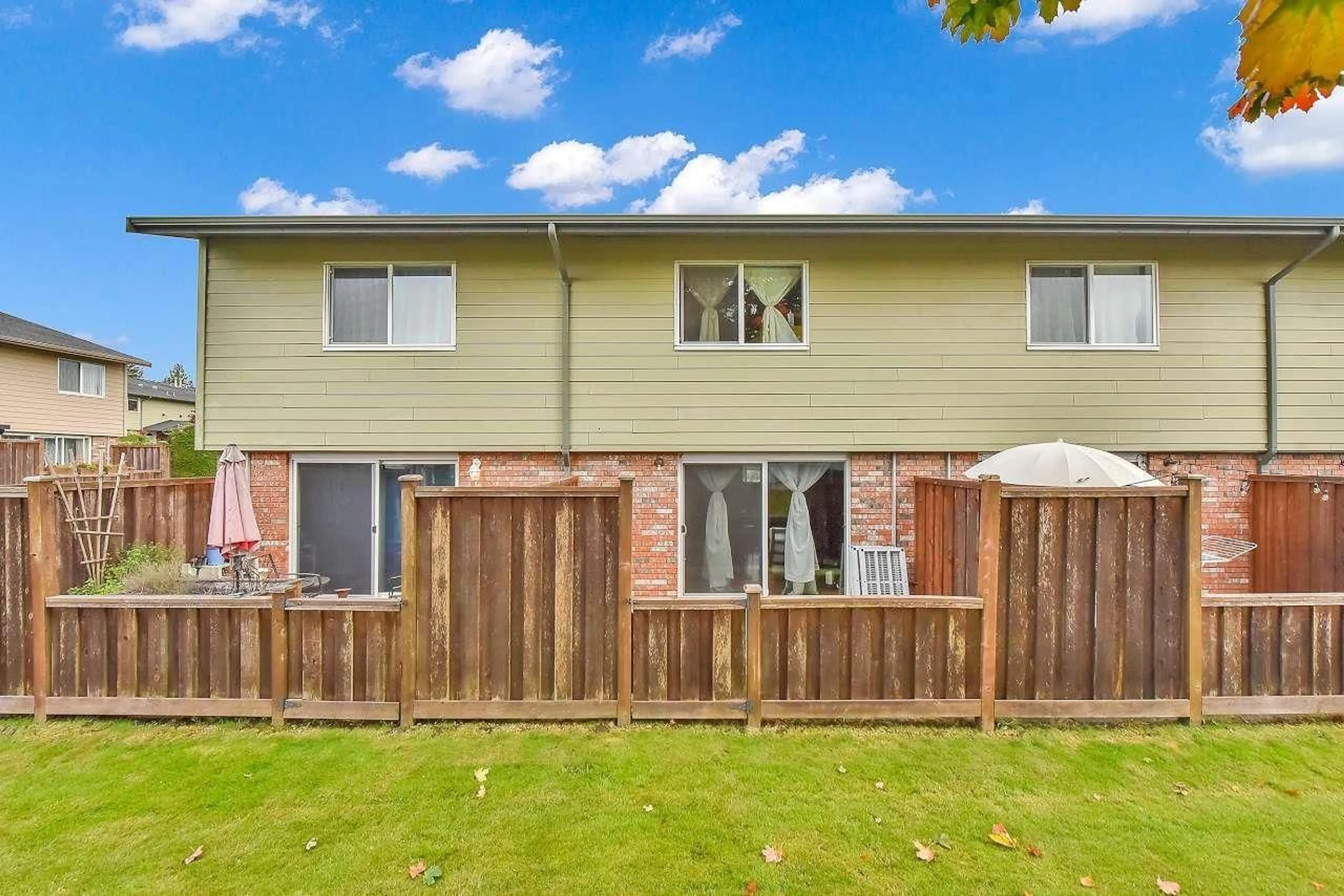 A pic from exterior of the house or condo, the fenced backyard for 92 10752 GUILDFORD DRIVE, Surrey British Columbia V3R1W6