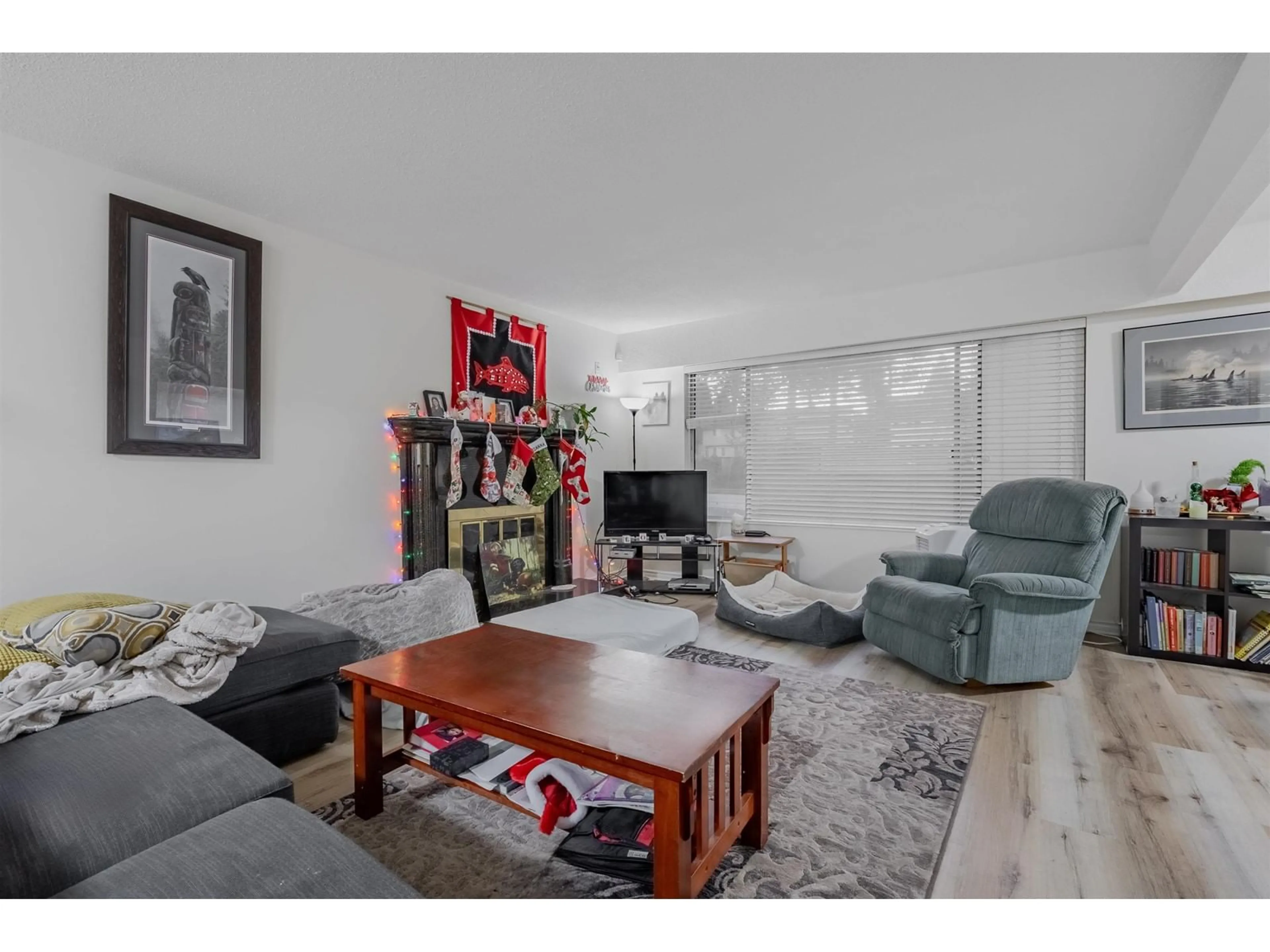 Living room, wood floors for 11084 148 STREET, Surrey British Columbia V3R3Y8