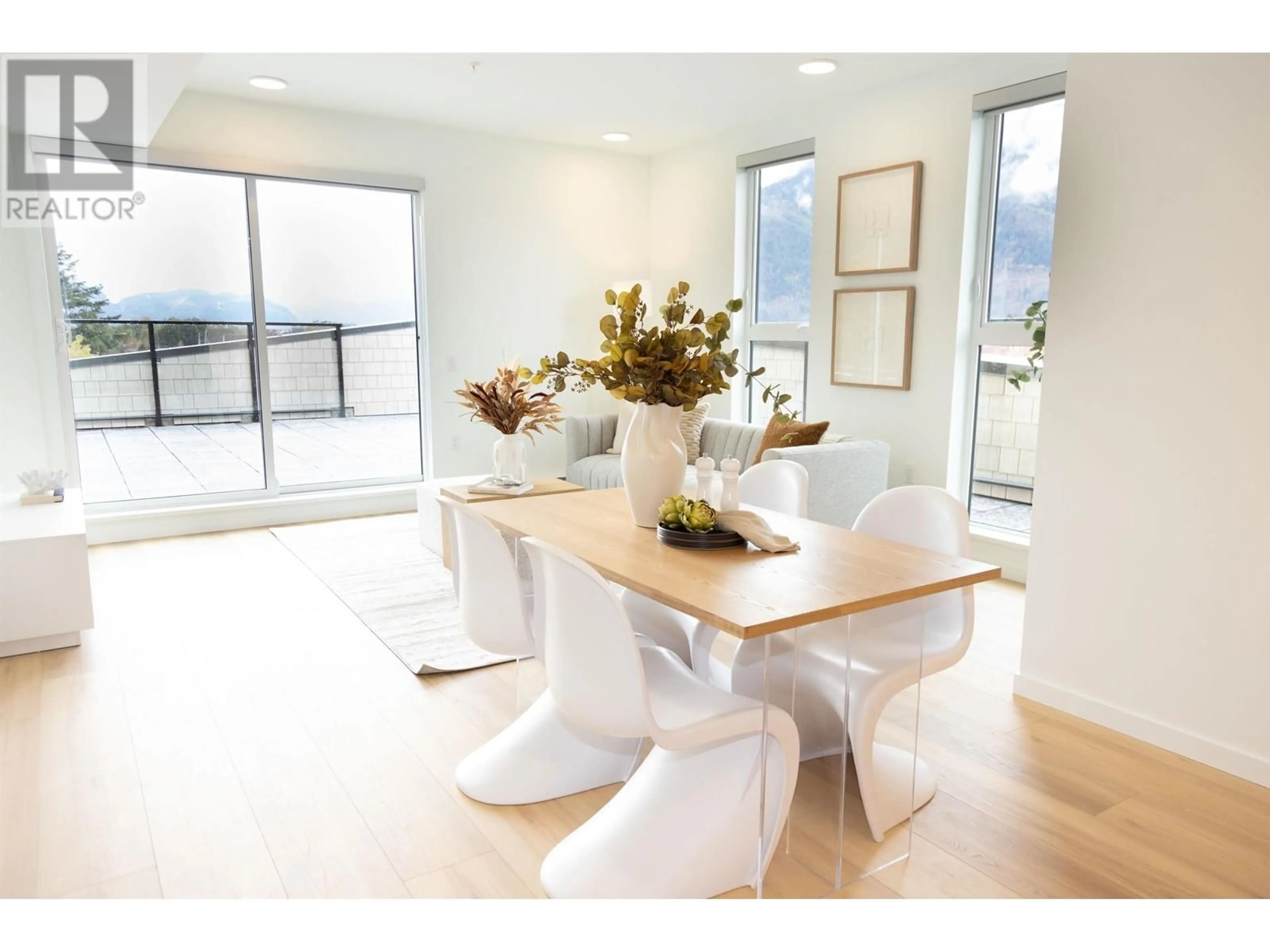 Dining room, wood floors, cottage for 302 1360 VICTORIA STREET, Squamish British Columbia V8B0C3