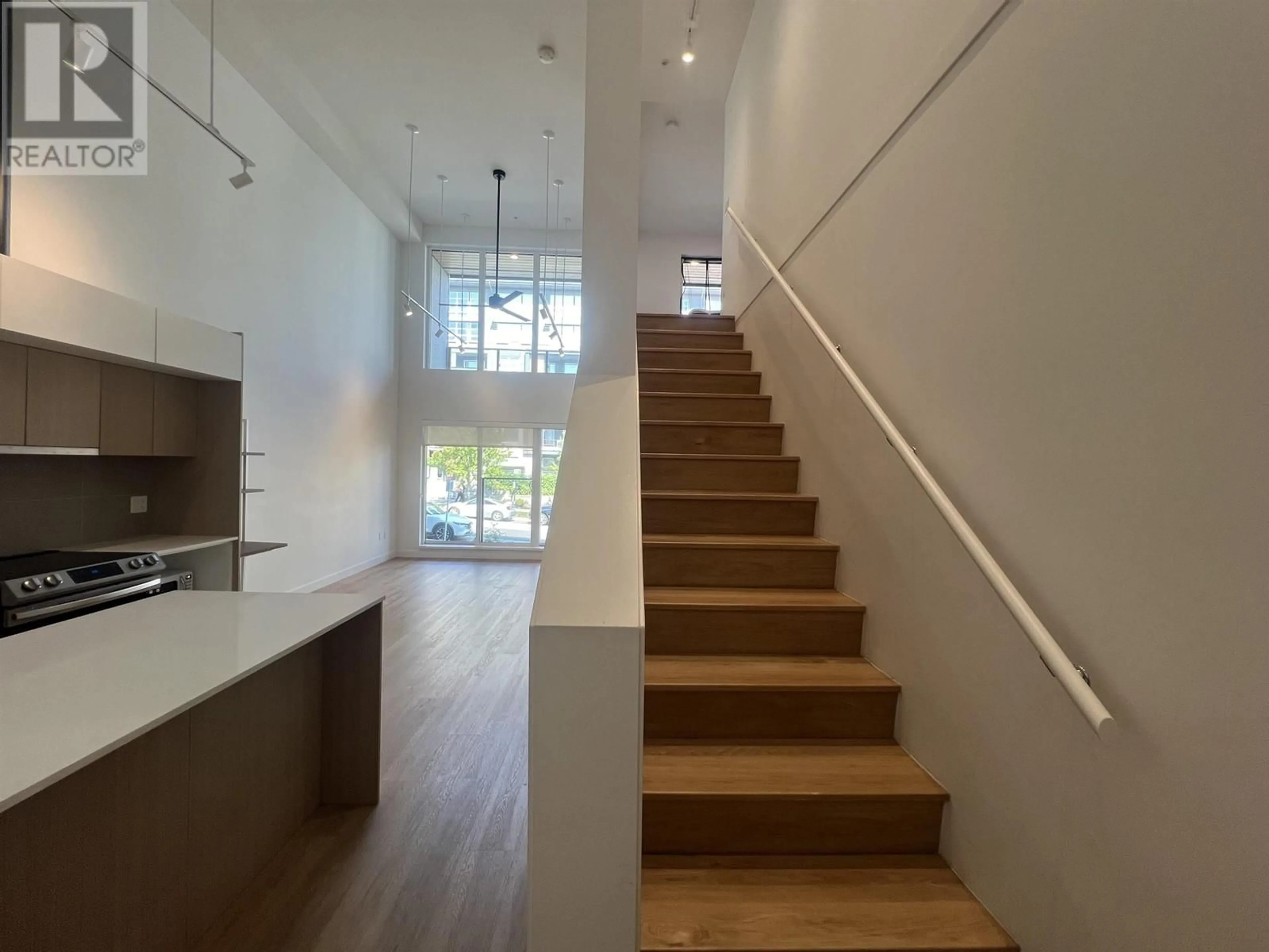 Stairs for 318 9888 UNIVERSITY CRESCENT, Burnaby British Columbia V5A0G4