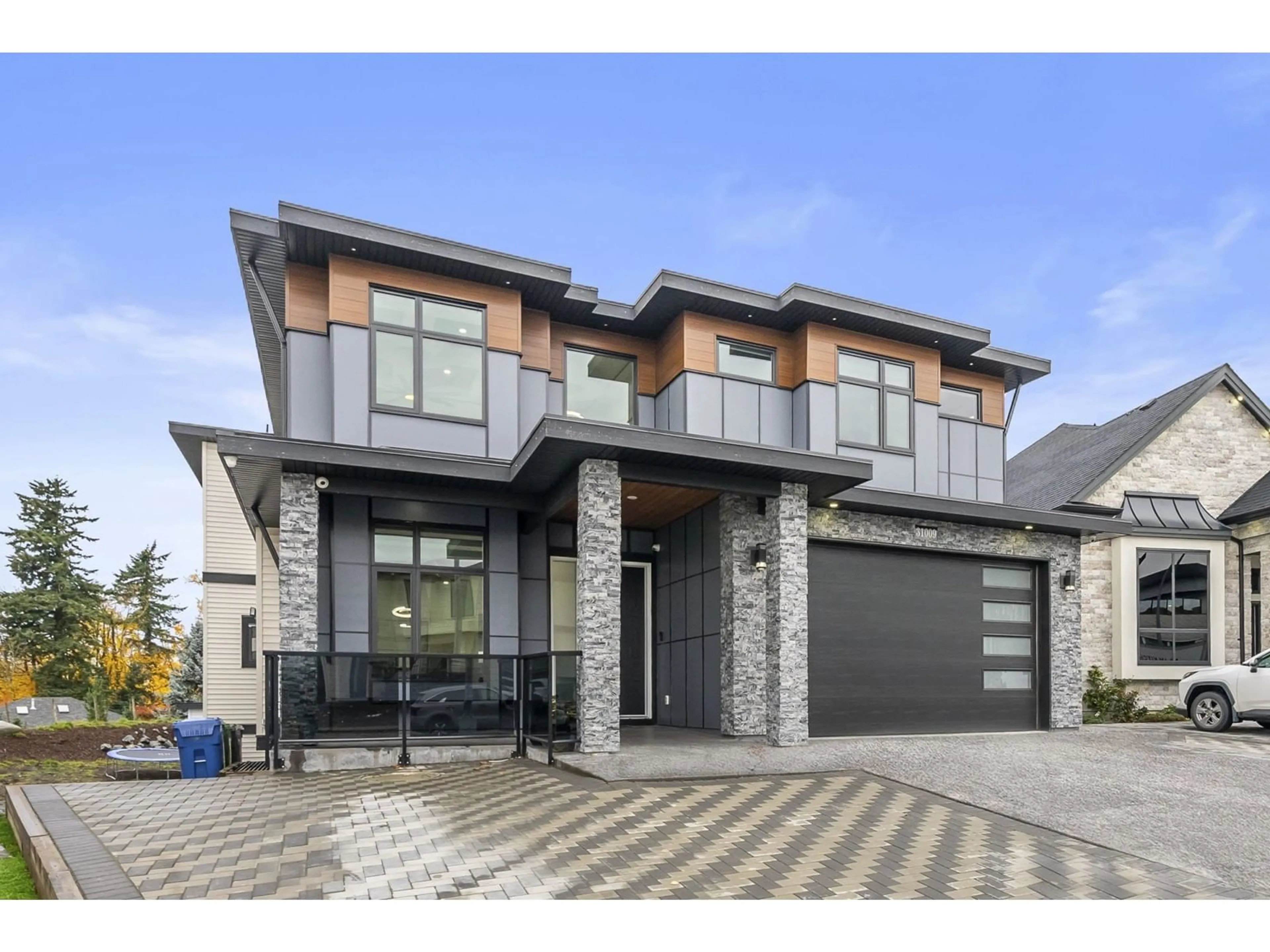 Frontside or backside of a home, the street view for 31009 N DEERTRAIL DRIVE, Abbotsford British Columbia V2T5J6