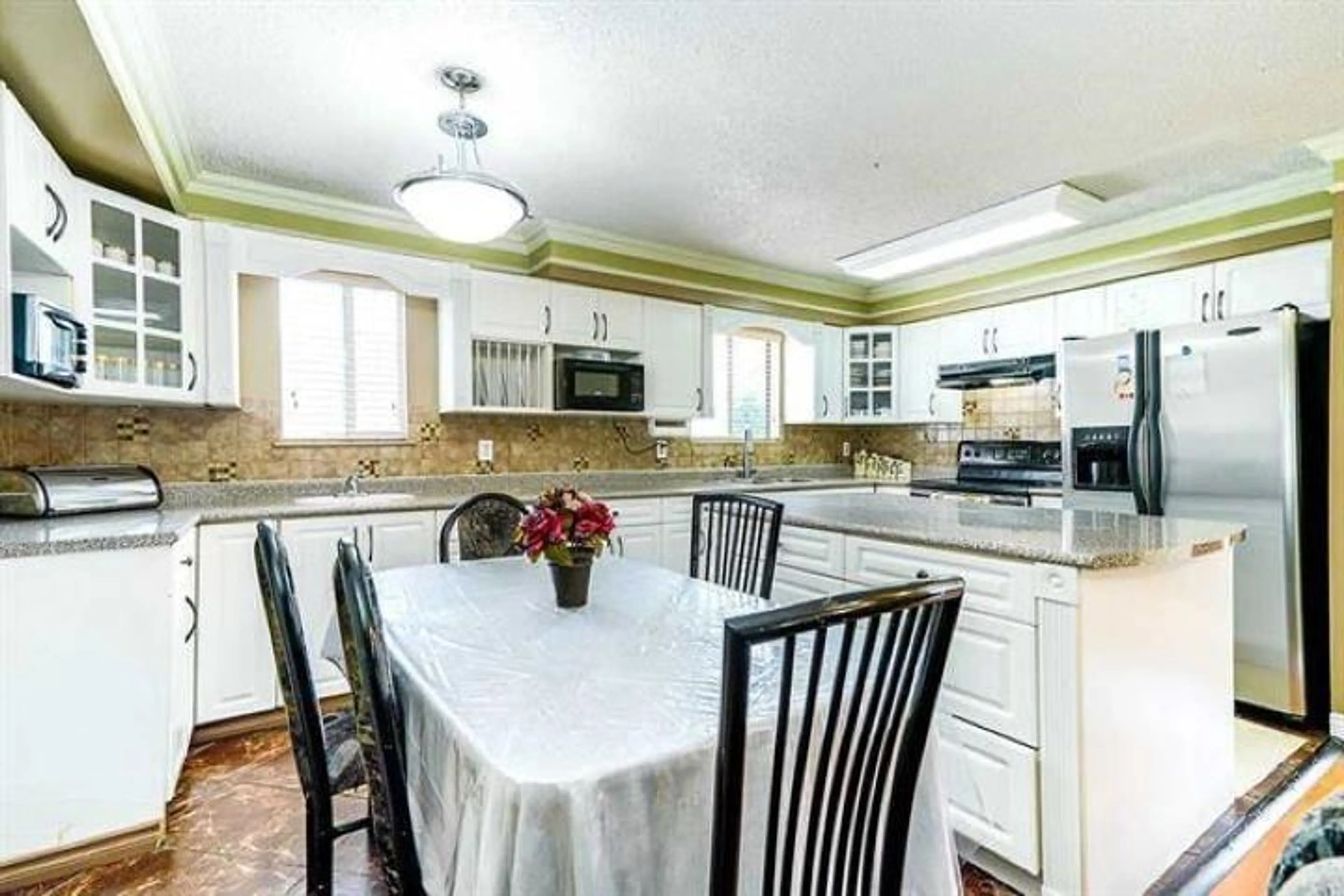 Open concept kitchen, ceramic/tile floor for 10428 128 STREET, Surrey British Columbia V3T5J1