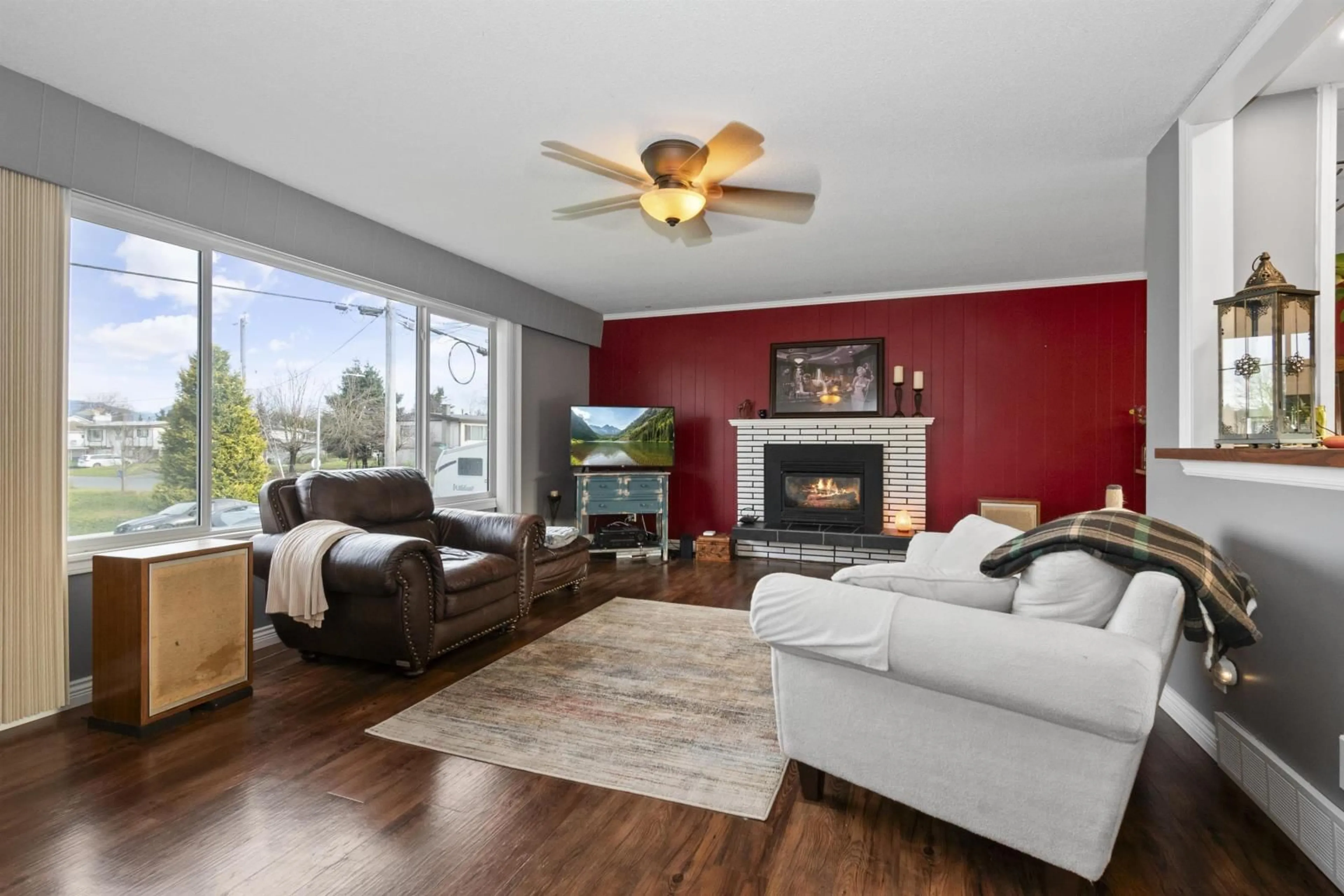 Living room, wood floors for 45216 BALMORAL AVENUE, Chilliwack British Columbia V2R2L7