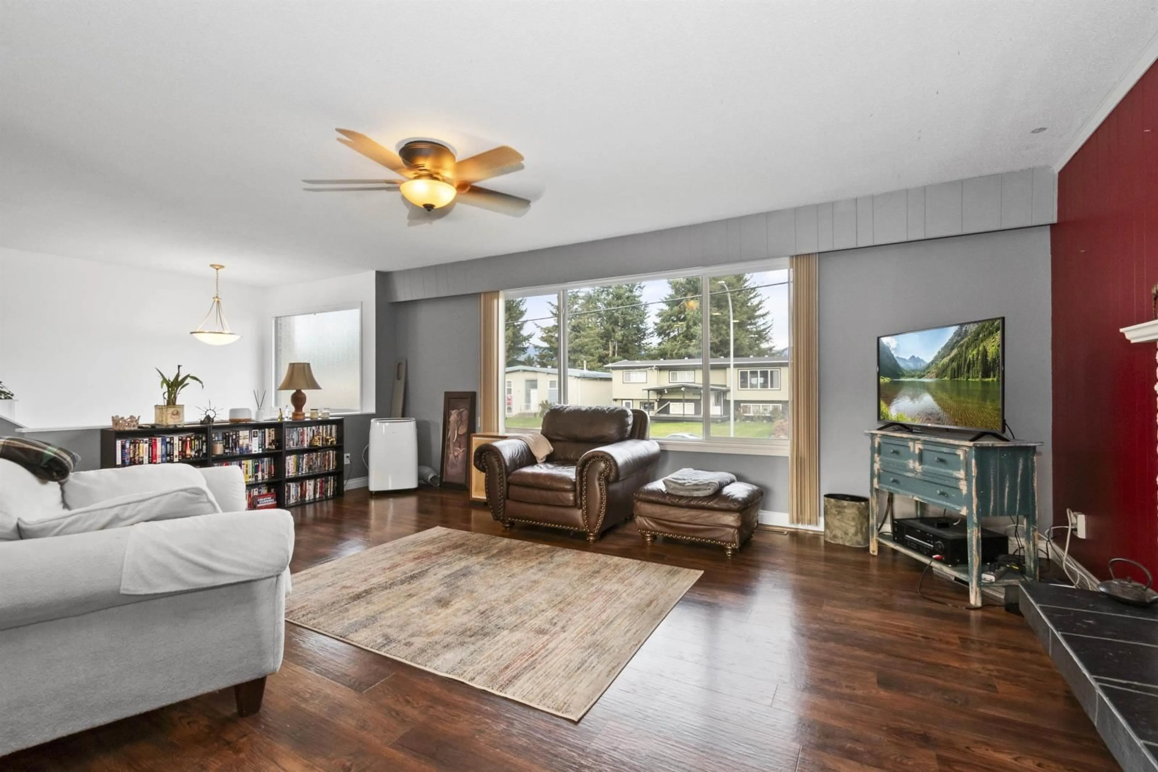 Living room, wood floors for 45216 BALMORAL AVENUE, Chilliwack British Columbia V2R2L7