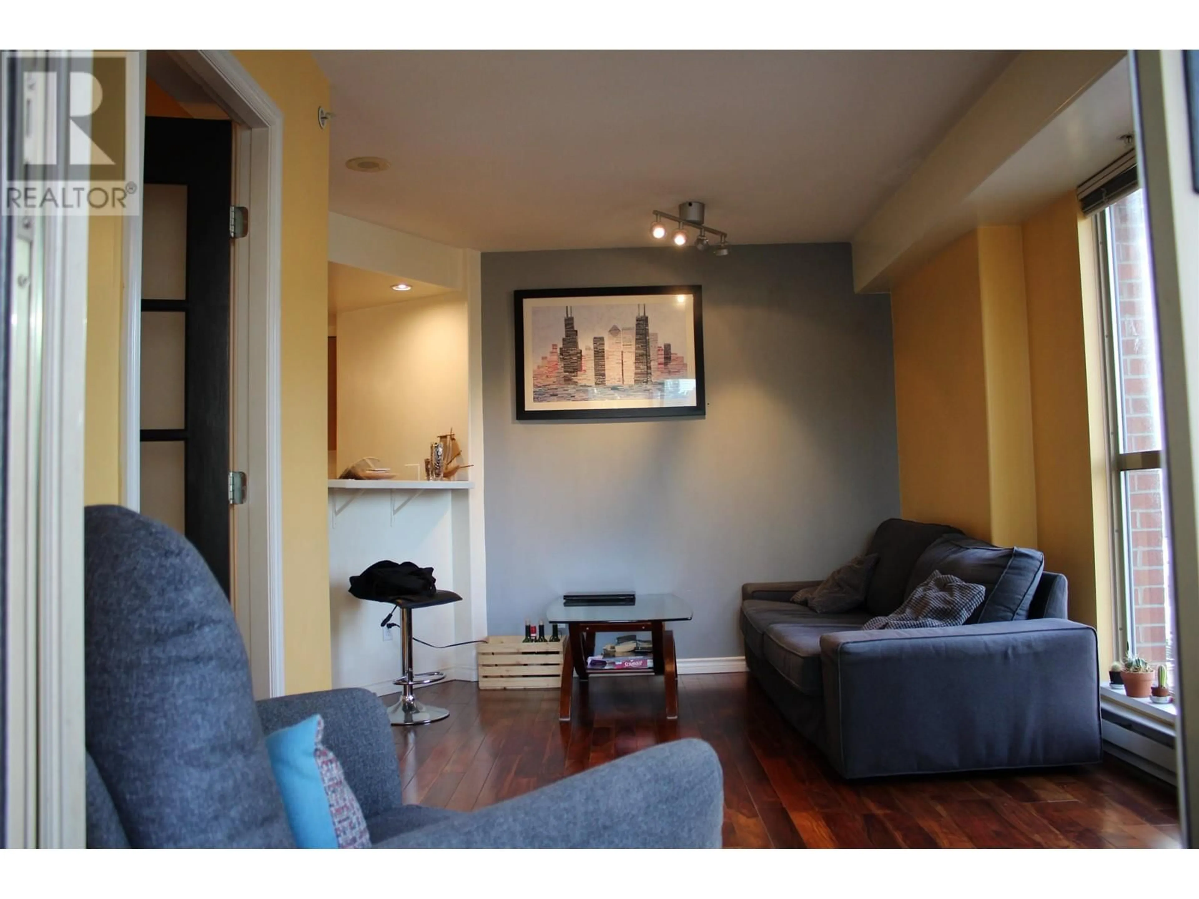 Living room with furniture, wood/laminate floor for 905 - 680 CLARKSON STREET, New Westminster British Columbia V3M6X9