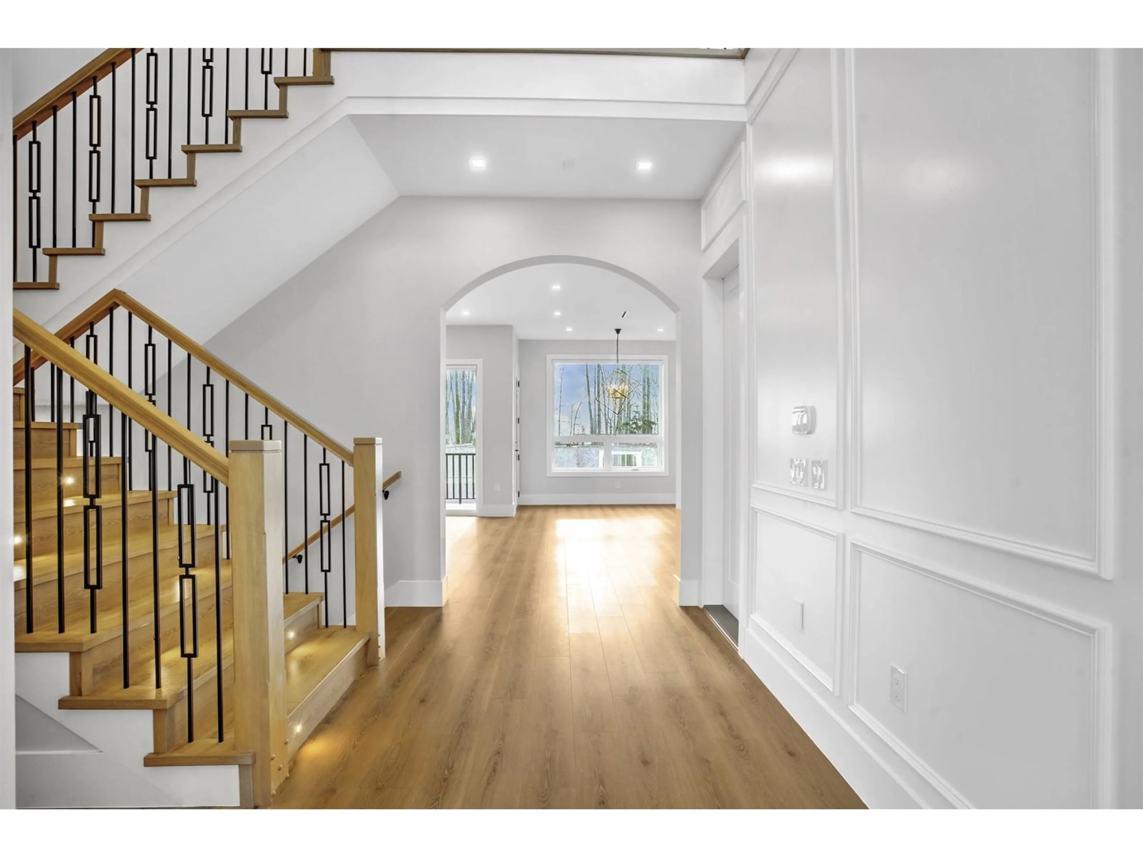 Indoor entryway, wood floors for 16632 18A AVENUE, Surrey British Columbia V3Z9X5