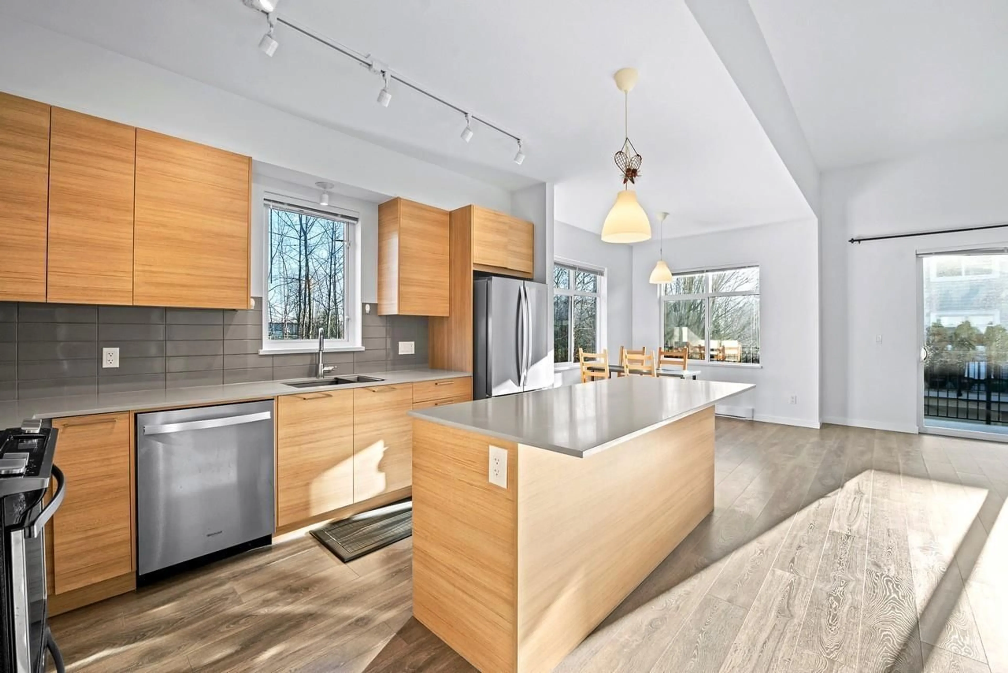 Open concept kitchen for 406 18505 LAURENSEN PLACE, Surrey British Columbia V4N6R7