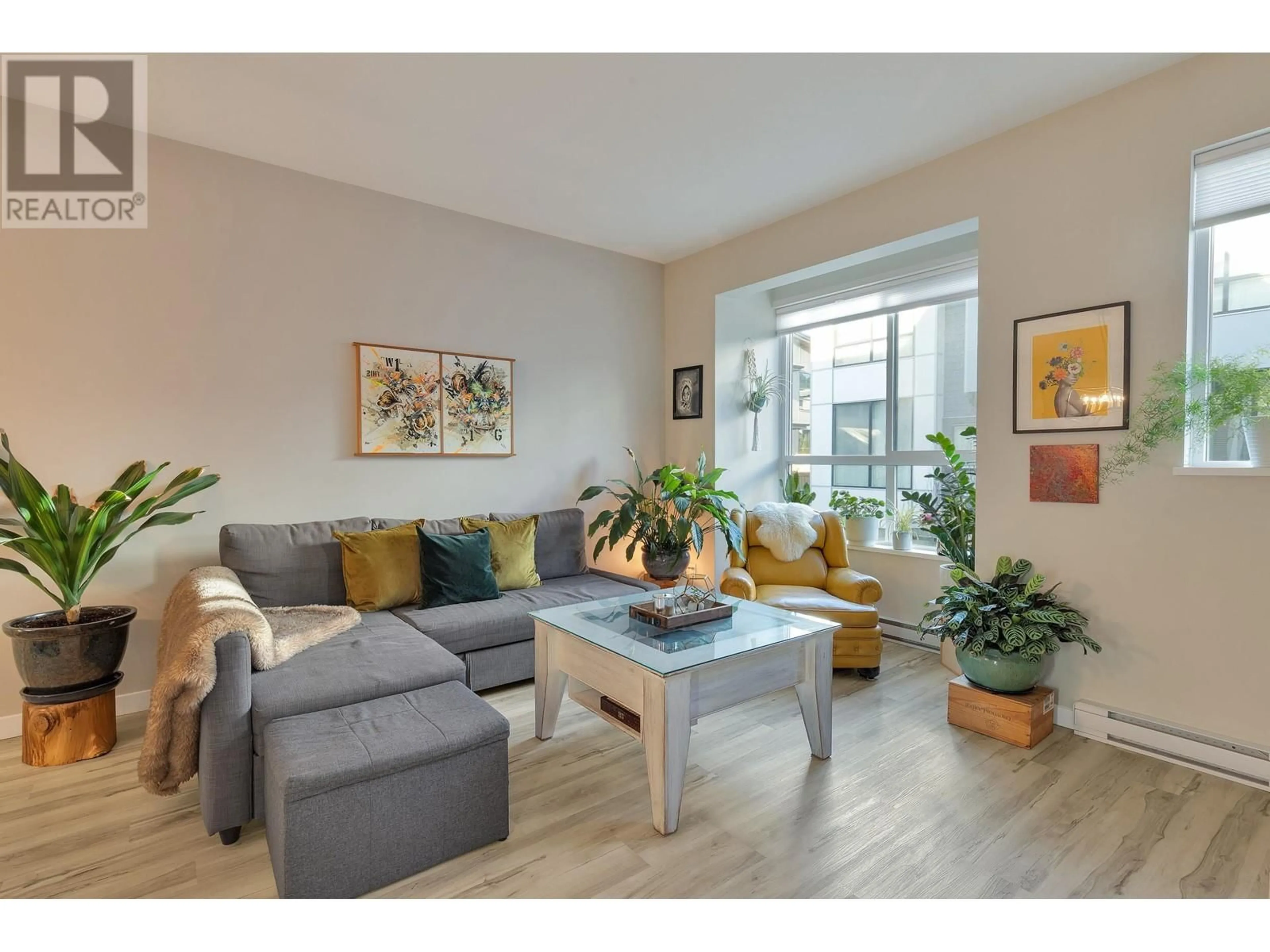 Living room, wood floors for 1222 BRANDYWINE DRIVE, Squamish British Columbia V8B0V9