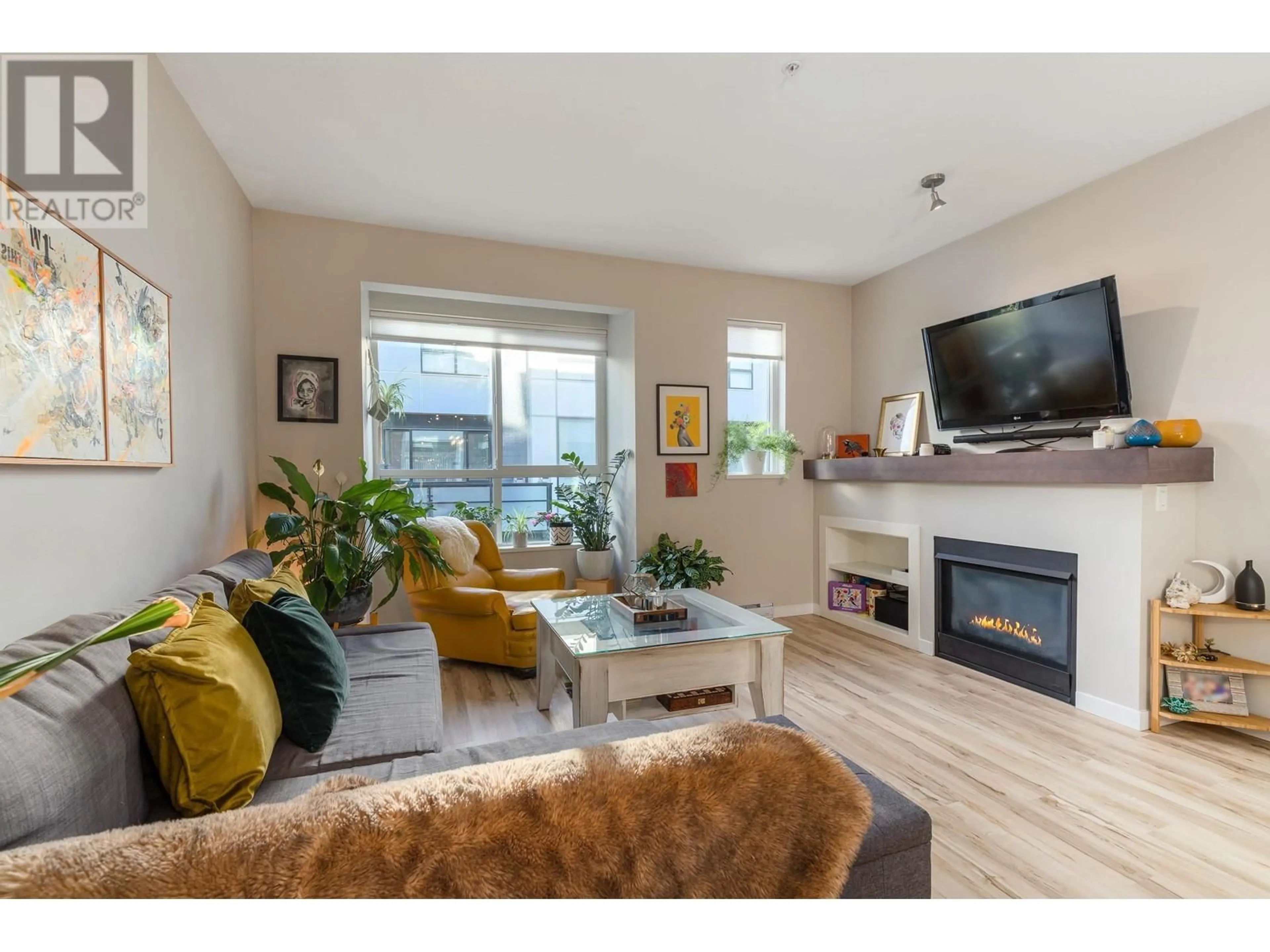 Living room, wood floors for 1222 BRANDYWINE DRIVE, Squamish British Columbia V8B0V9