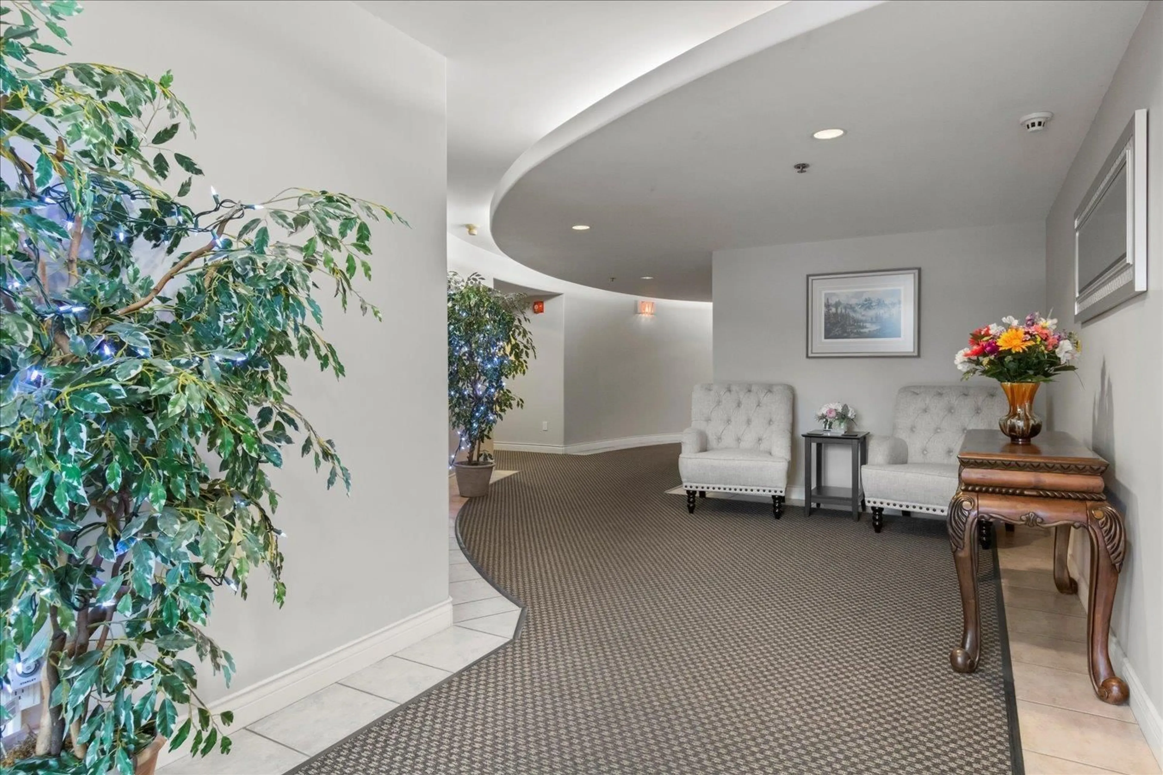 Indoor lobby, carpet floors for 206 45734 PATTEN AVENUE, Chilliwack British Columbia V2P1S1