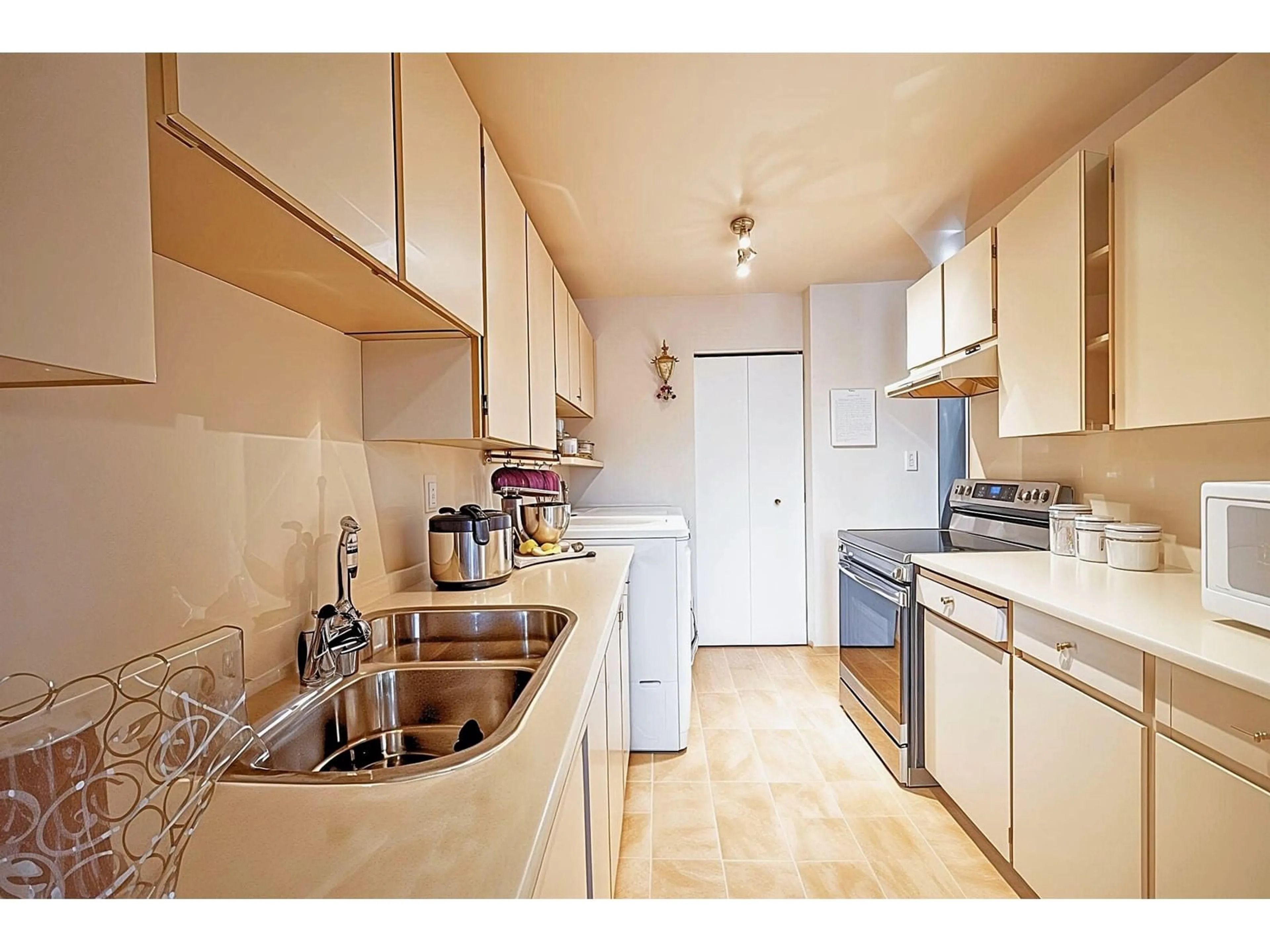 Standard kitchen, unknown for 407 13963 72 AVENUE, Surrey British Columbia V3W2P6