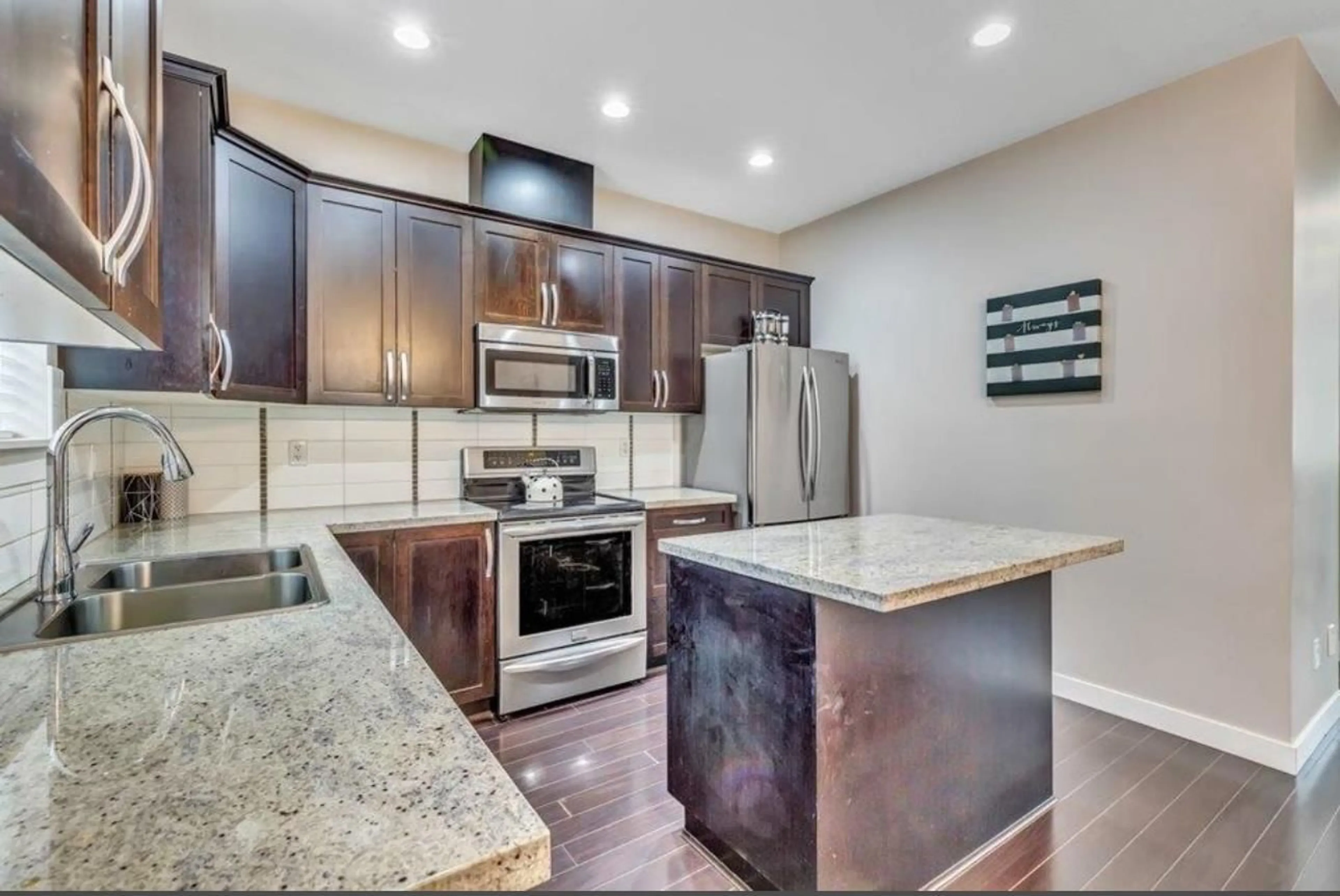 Open concept kitchen, ceramic/tile floor for 19 14377 60 AVENUE, Surrey British Columbia V3X0E2