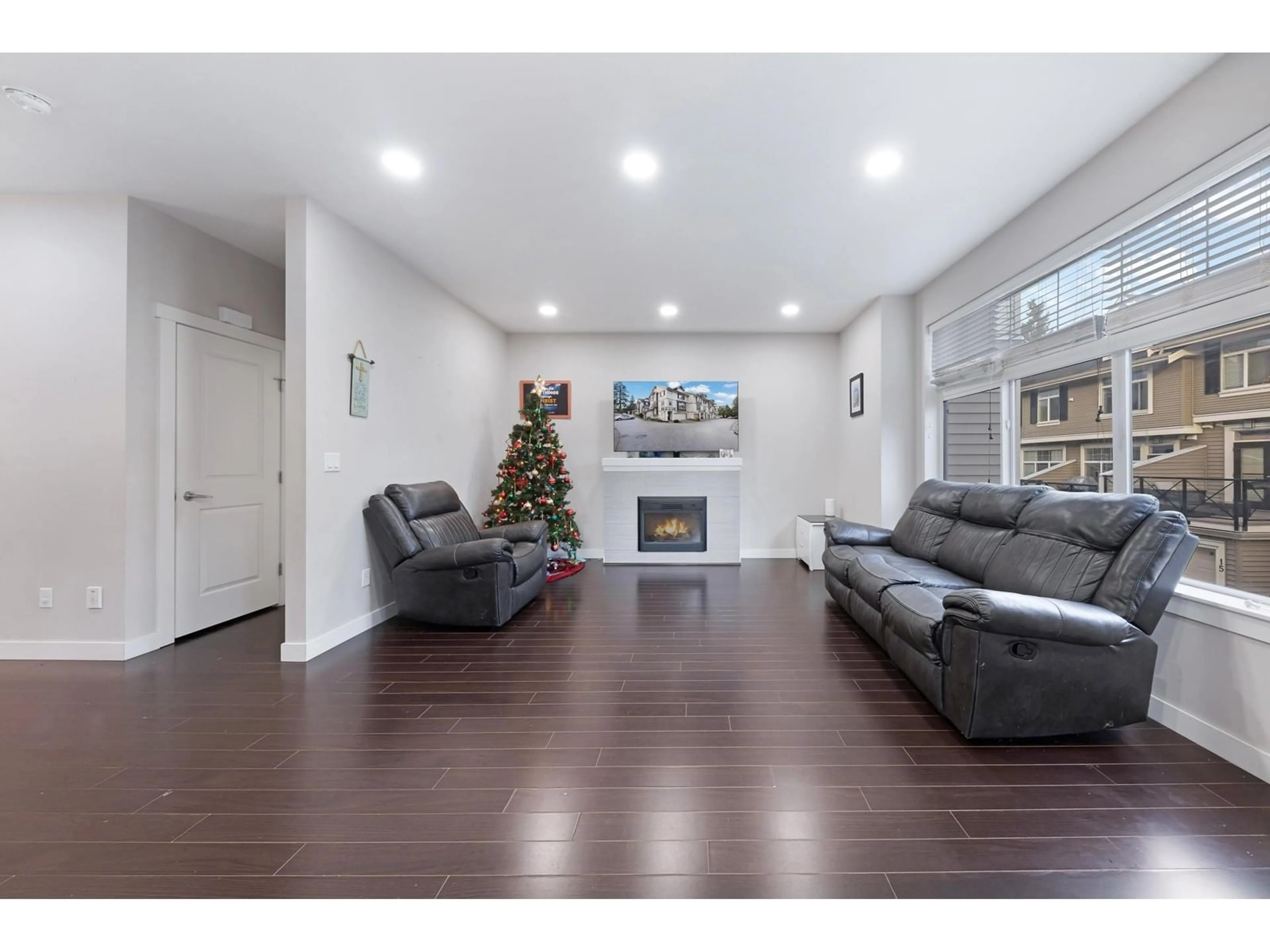 Living room with furniture, wood/laminate floor for 19 14377 60 AVENUE, Surrey British Columbia V3X0E2