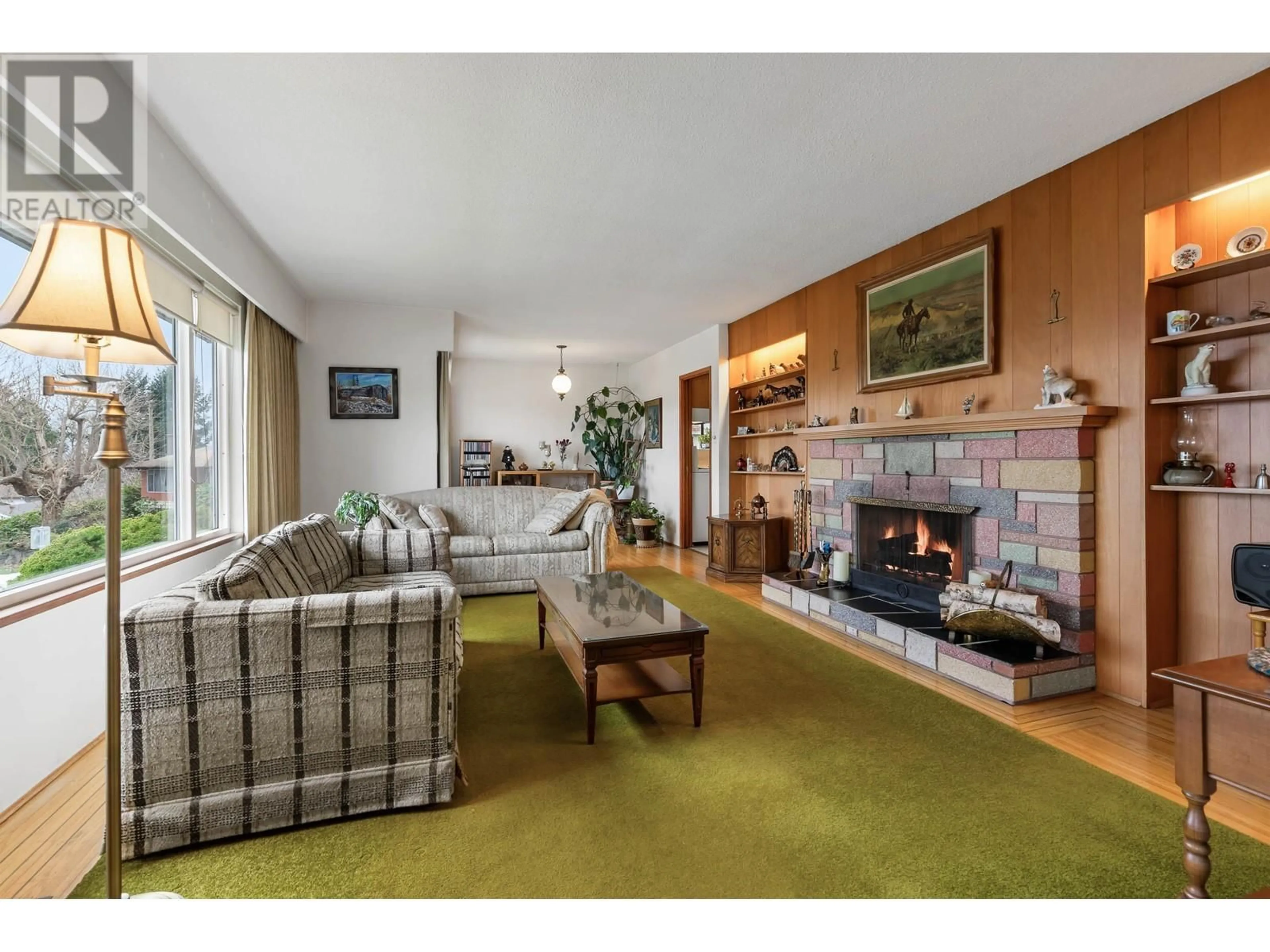 Living room, wood floors for 6825 HYCREST DRIVE, Burnaby British Columbia V5B2X3