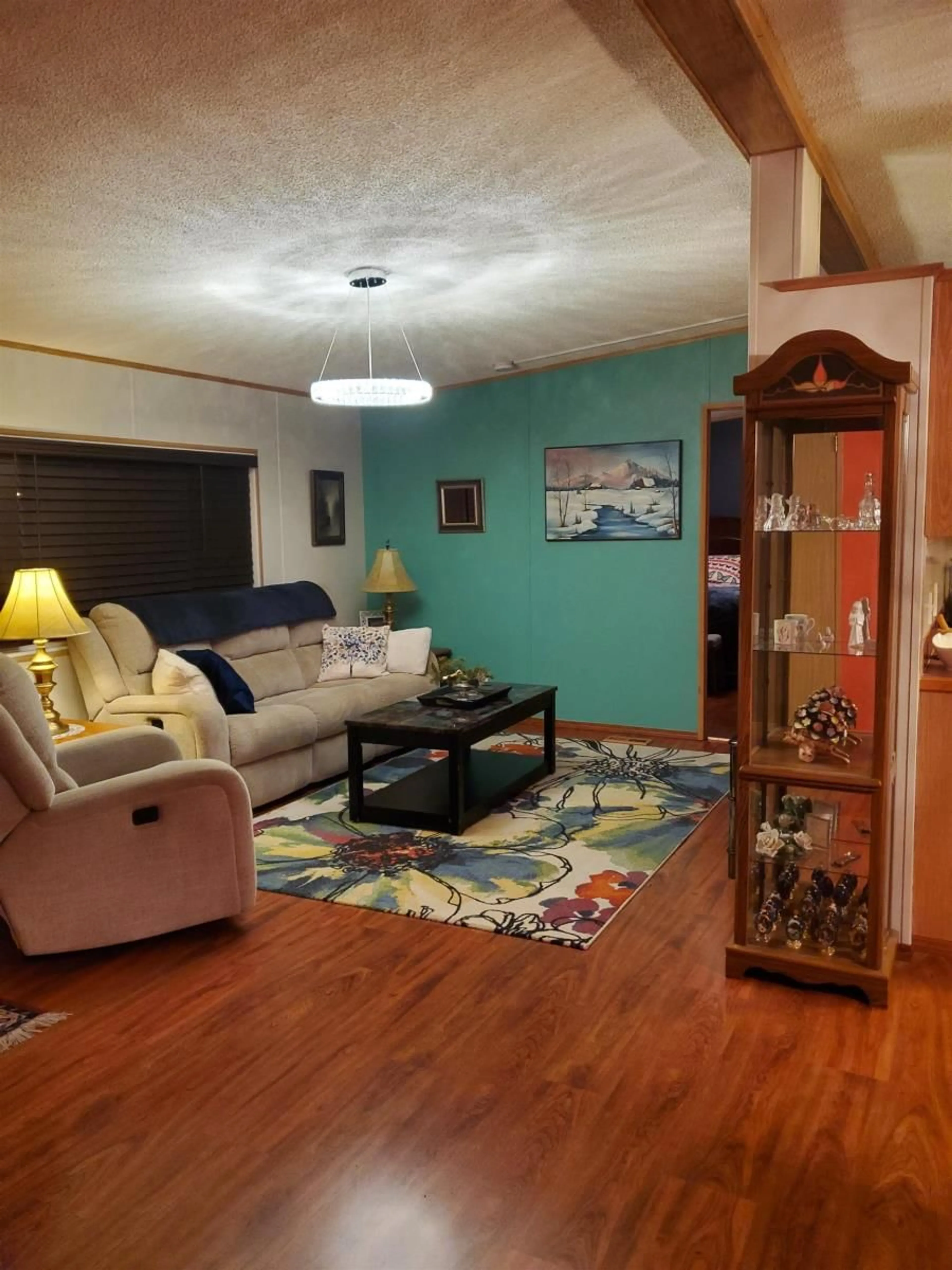 Living room with furniture, wood/laminate floor for 18 6338 VEDDER ROAD|Sardis South, Chilliwack British Columbia V2R3R4