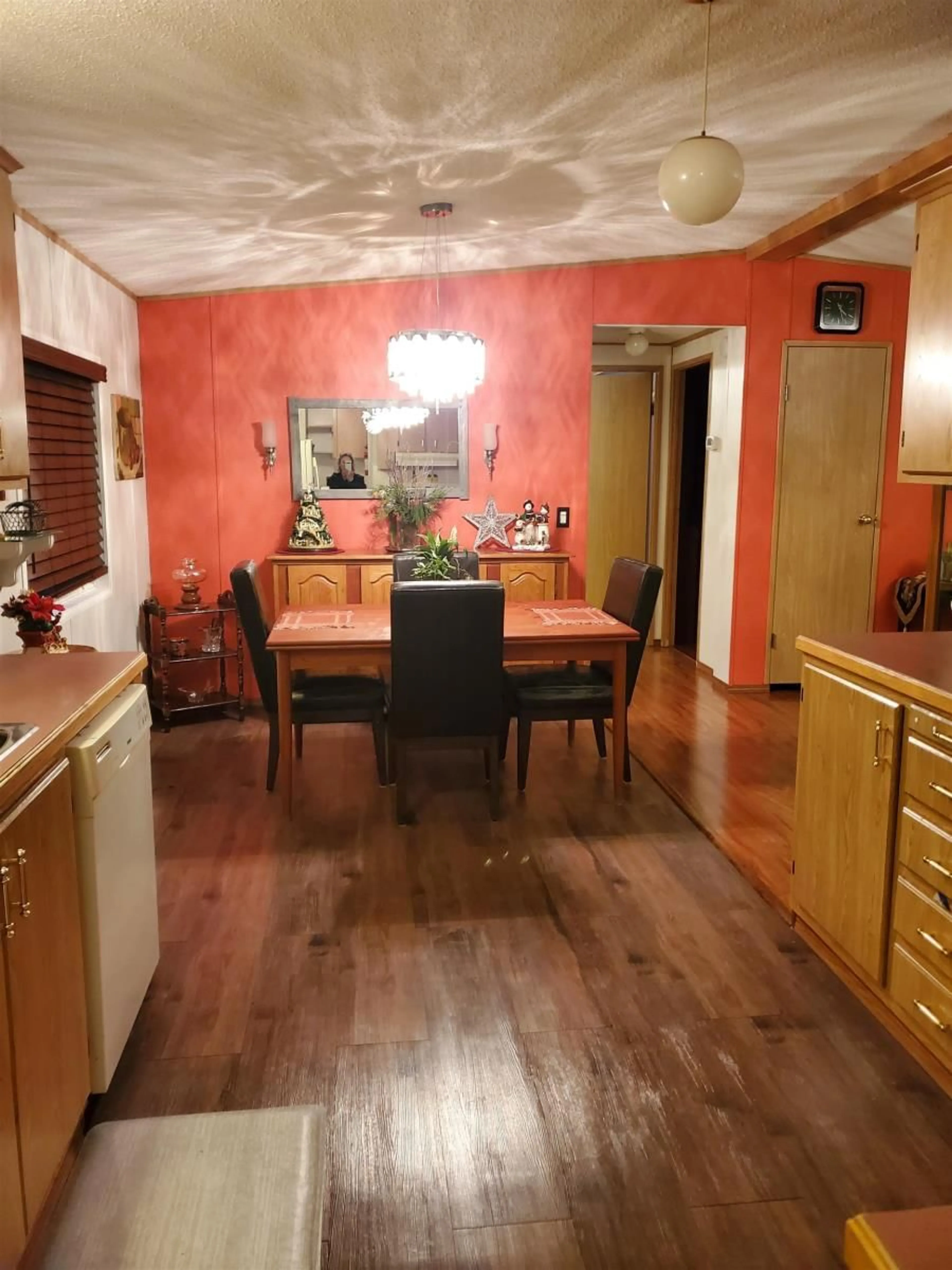 Dining room, wood/laminate floor for 18 6338 VEDDER ROAD|Sardis South, Chilliwack British Columbia V2R3R4