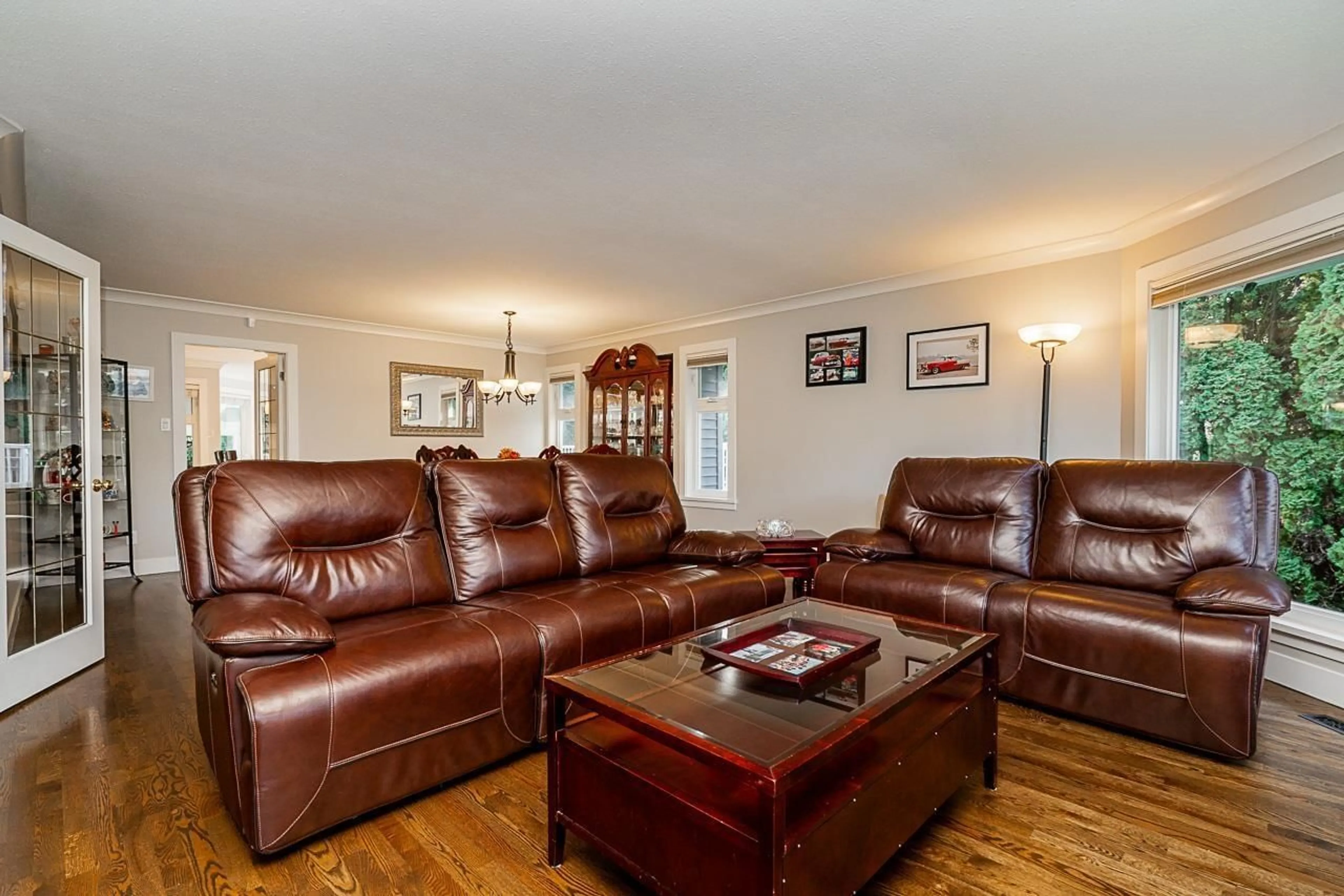 Living room with furniture, wood/laminate floor for 19042 SUNRISE PLACE, Surrey British Columbia V3S7M5